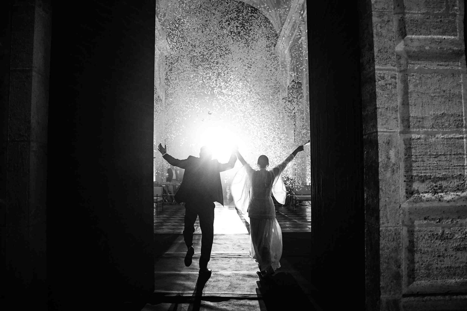 High-energy moment of the bride and groom entering the banquet hall to join their guests at Ara Christi, Valencia.