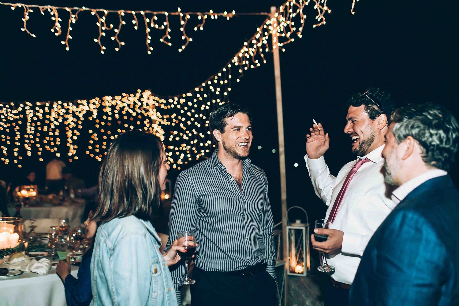 Unposed photography of wedding guests enjoying relaxed conversations during the celebration