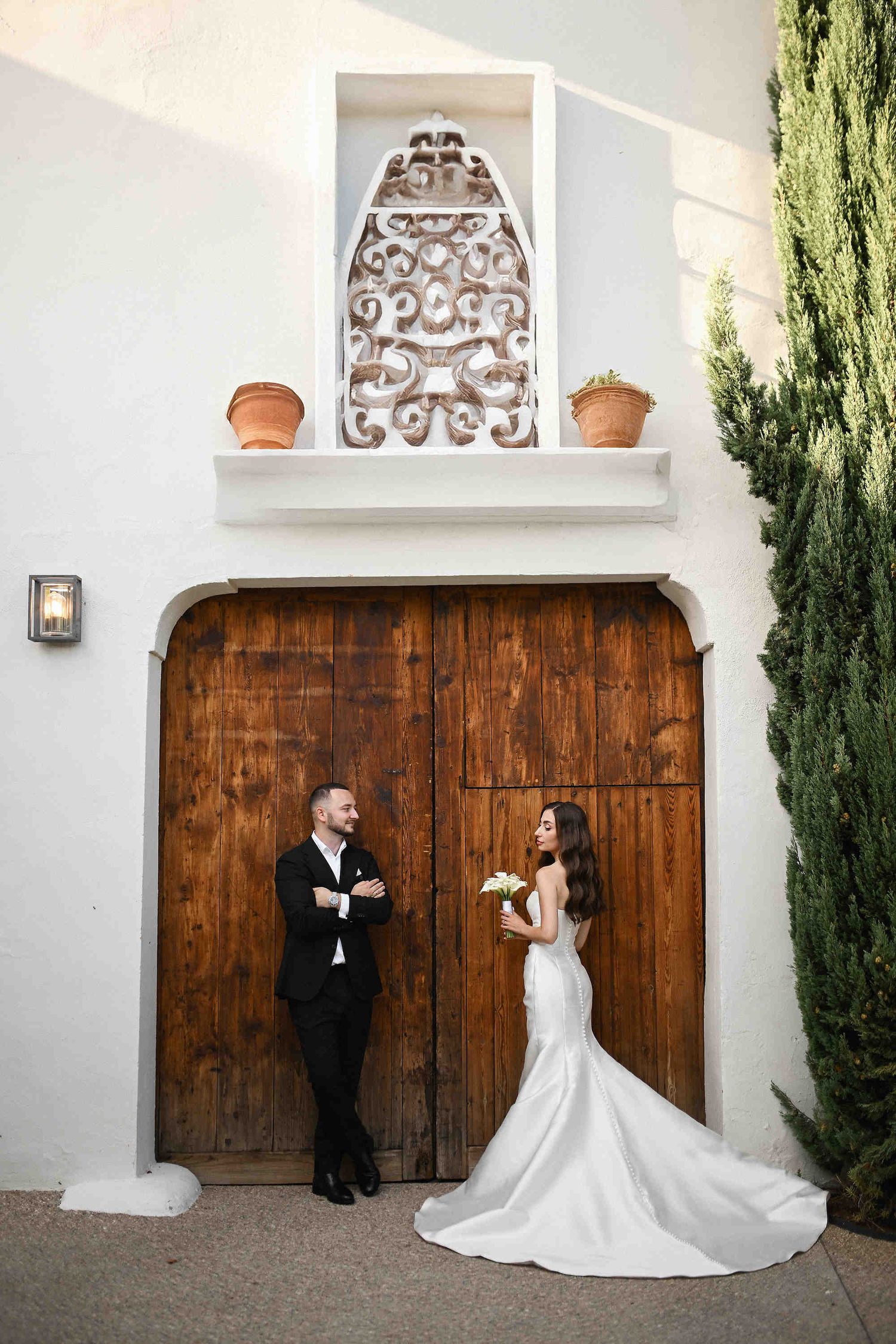 Elegantly posed wedding couple against the backdrop of an exclusive private property in Valencia