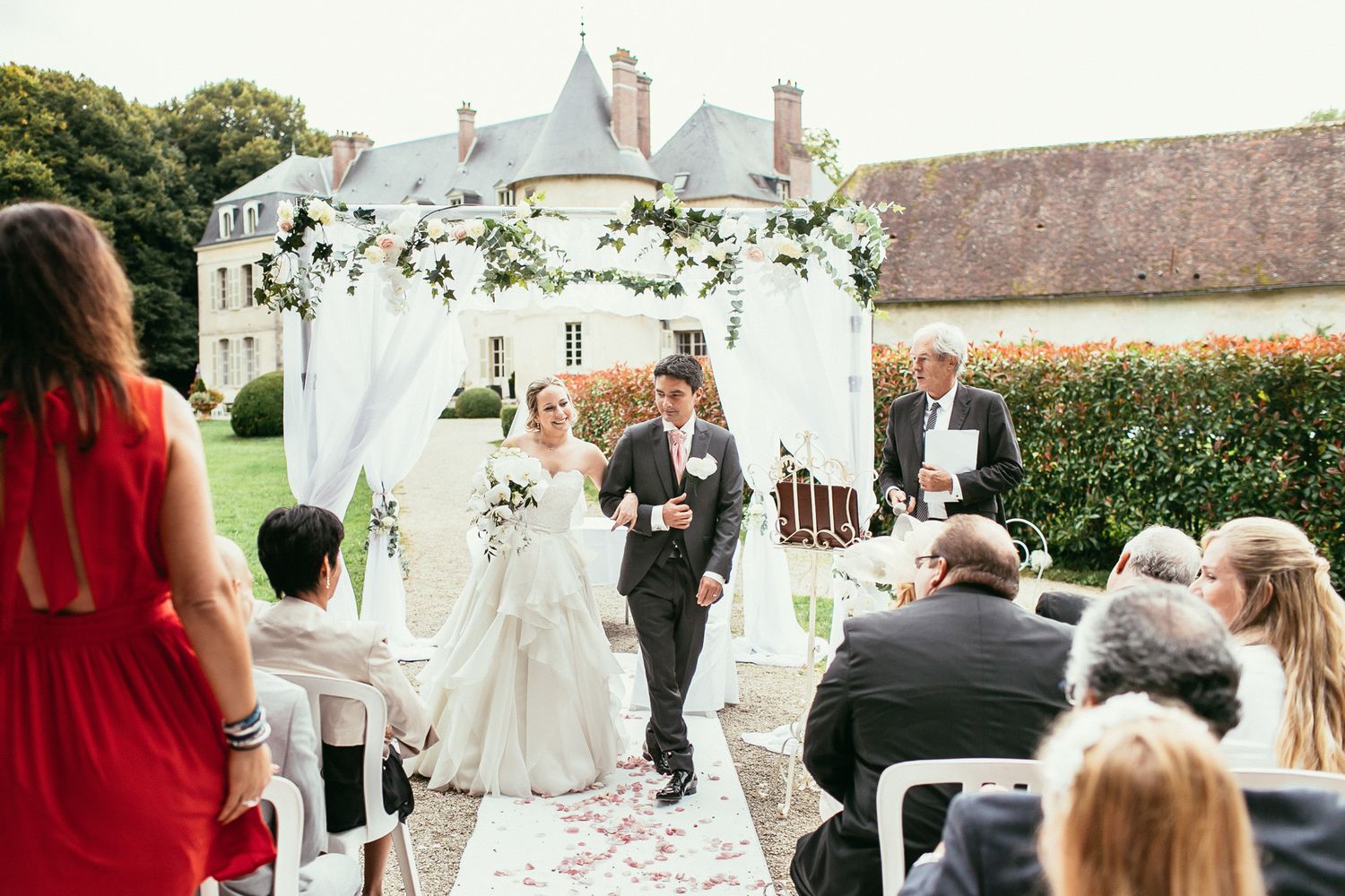 Atmospheric reportage of a wedding ceremony at Château de Changy. Emotional storytelling featuring the historic castle facade