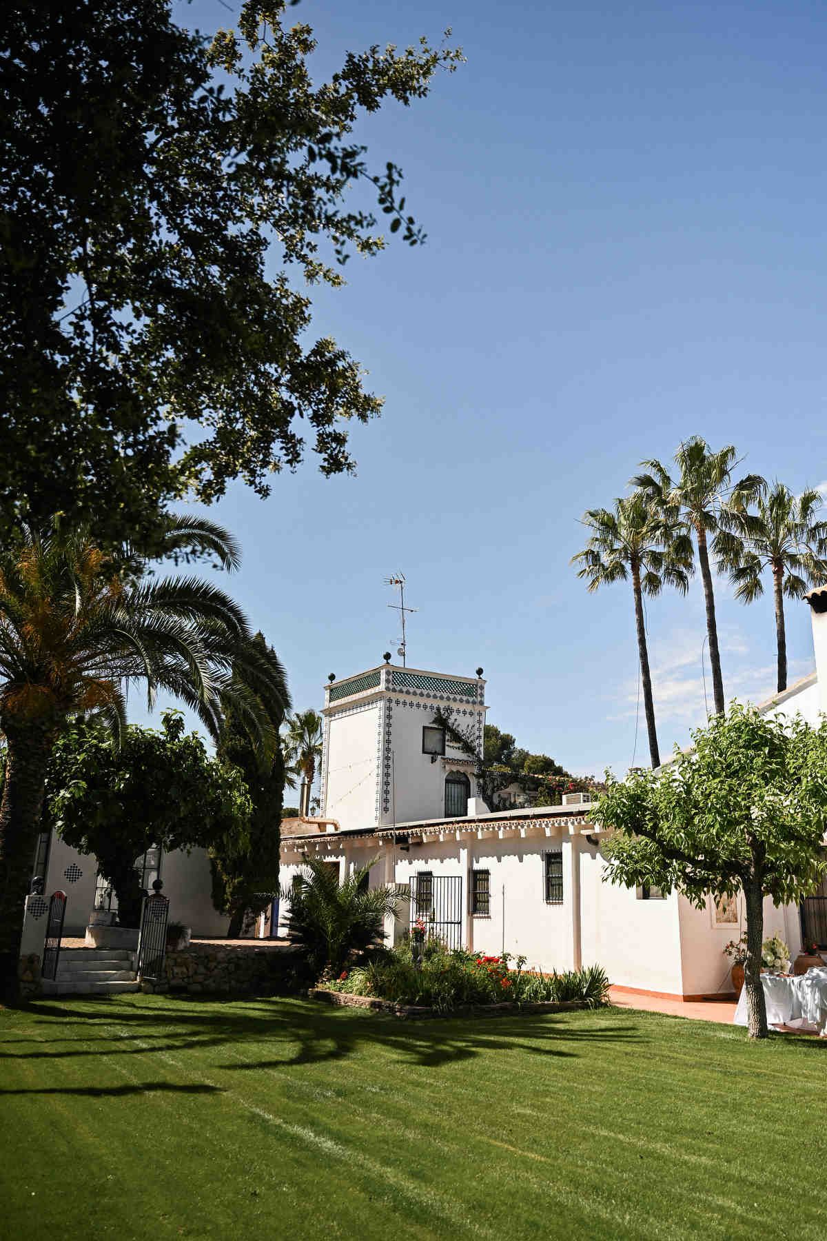 Sunny exterior view of Villa Paula venue in Valencia. Vibrant Mediterranean atmosphere captured by Darista wedding photographers