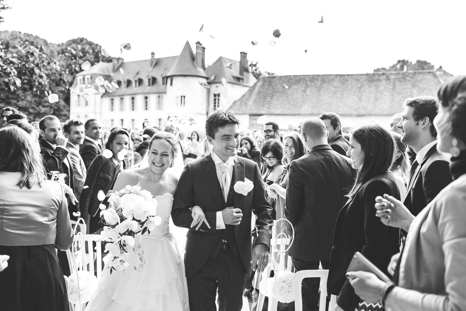 Atmospheric reportage of a wedding ceremony at Château de Changy. Emotional storytelling featuring the historic castle facade