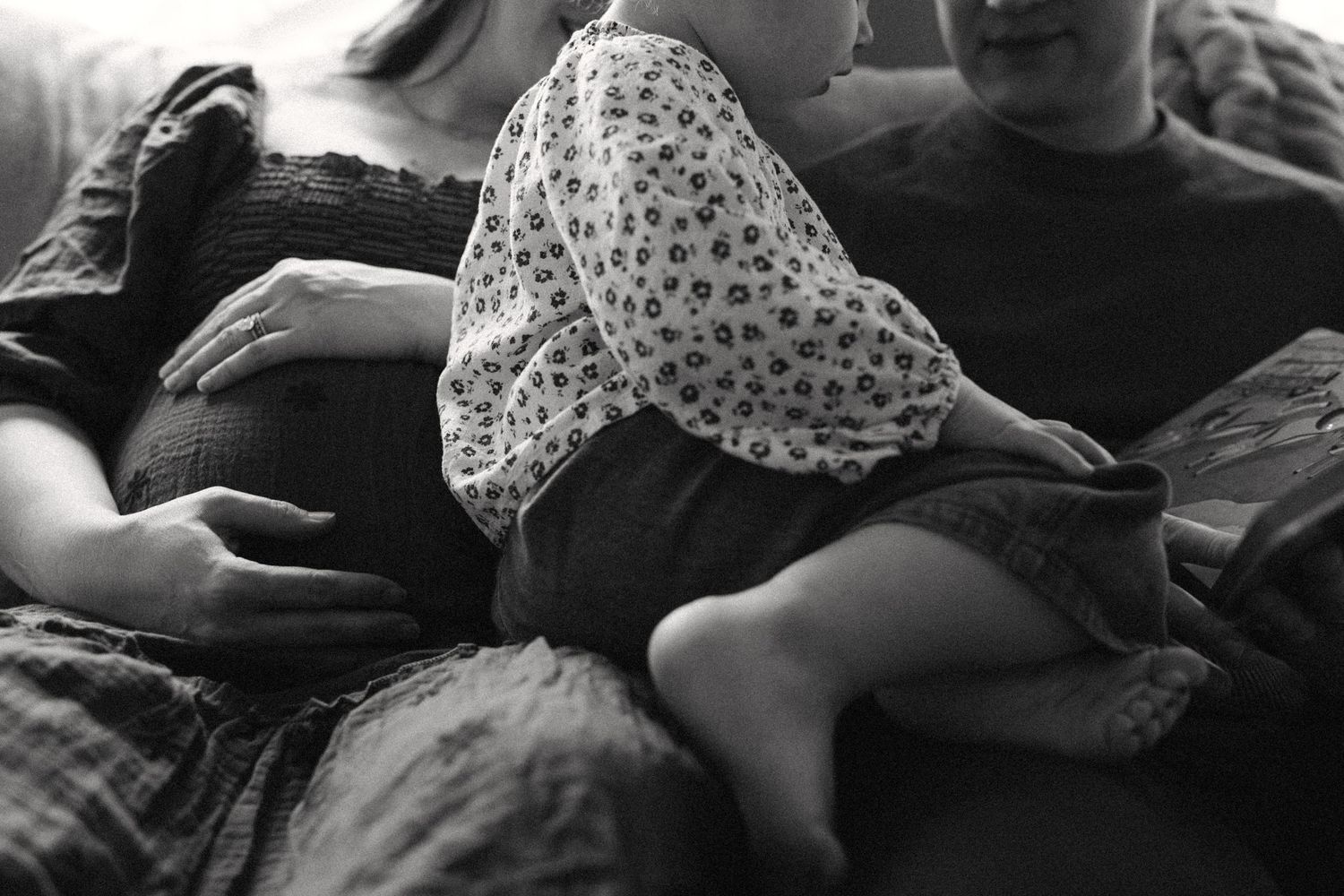 St. Louis lifestyle maternity photographer