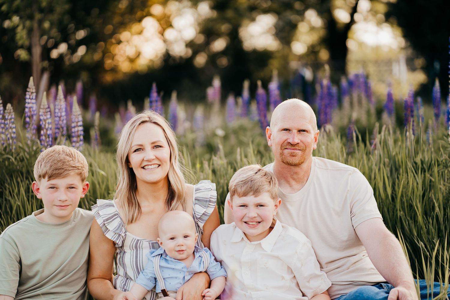 Outdoor family photo session in summer during golden hour at Van Lierop Park in Puyallup, Wa