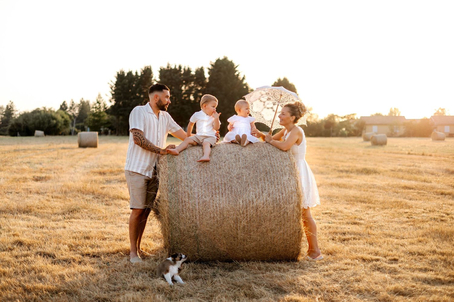 Séance famille en extérieur à la campagne dans un champs à Langon La Réole Bazas – photographe maternité