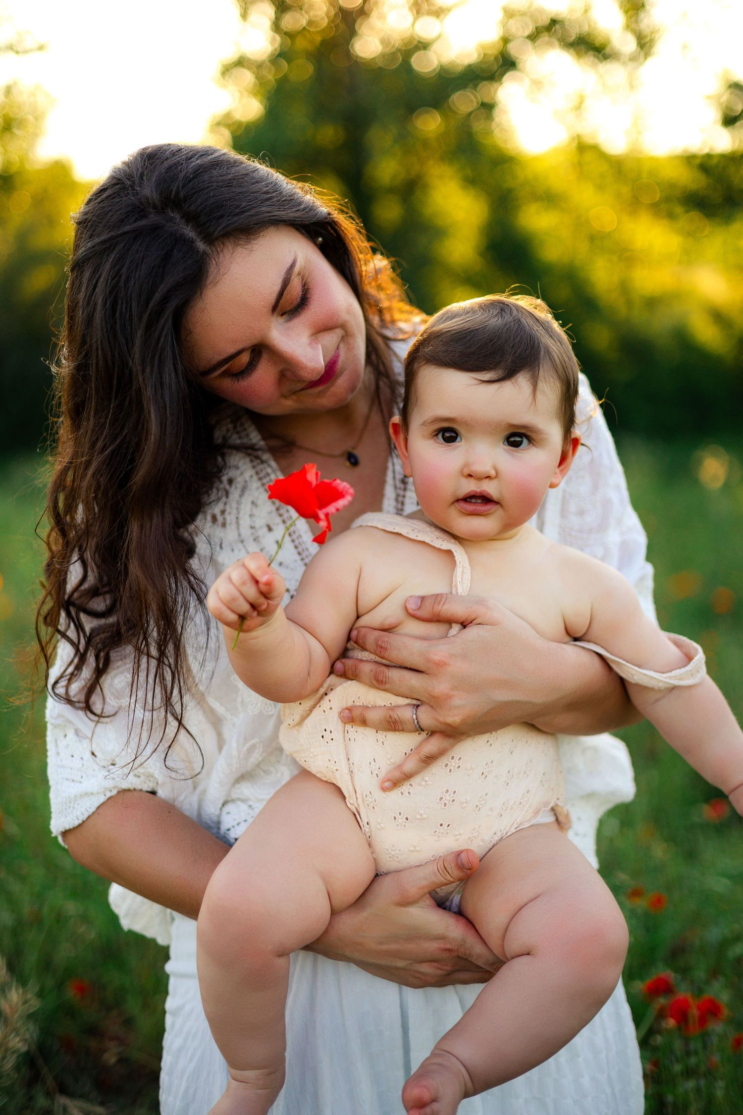 Maman avec son bébé dans un champs de coquelicots
Séance photo maternité en extérieur à Langon, La Réole Bazas Sud Gironde
