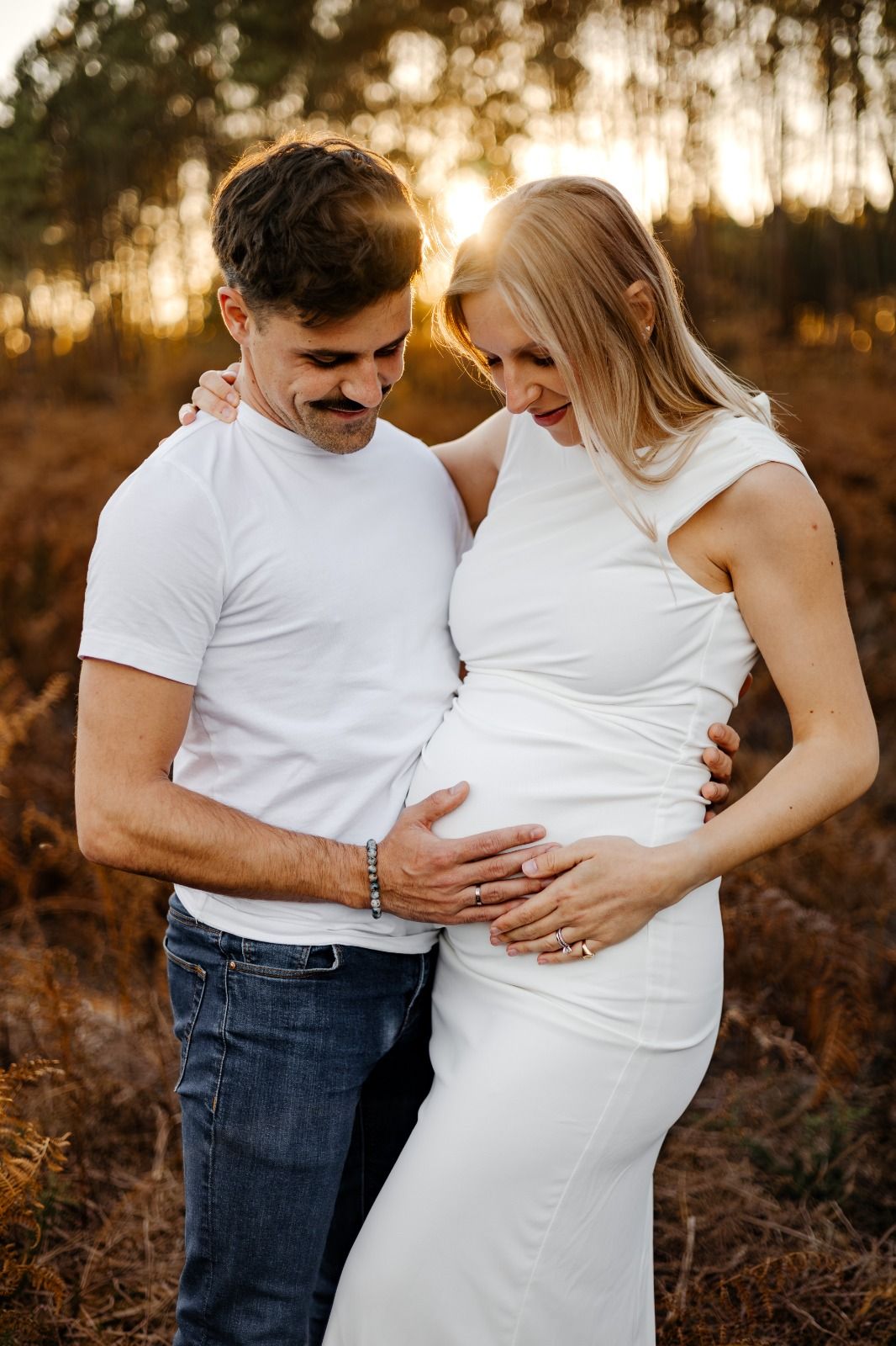 Couple attendant un bébé dans la forêt. Séance photo grossesse en extérieur en Sud Gironde, La Réole Langon