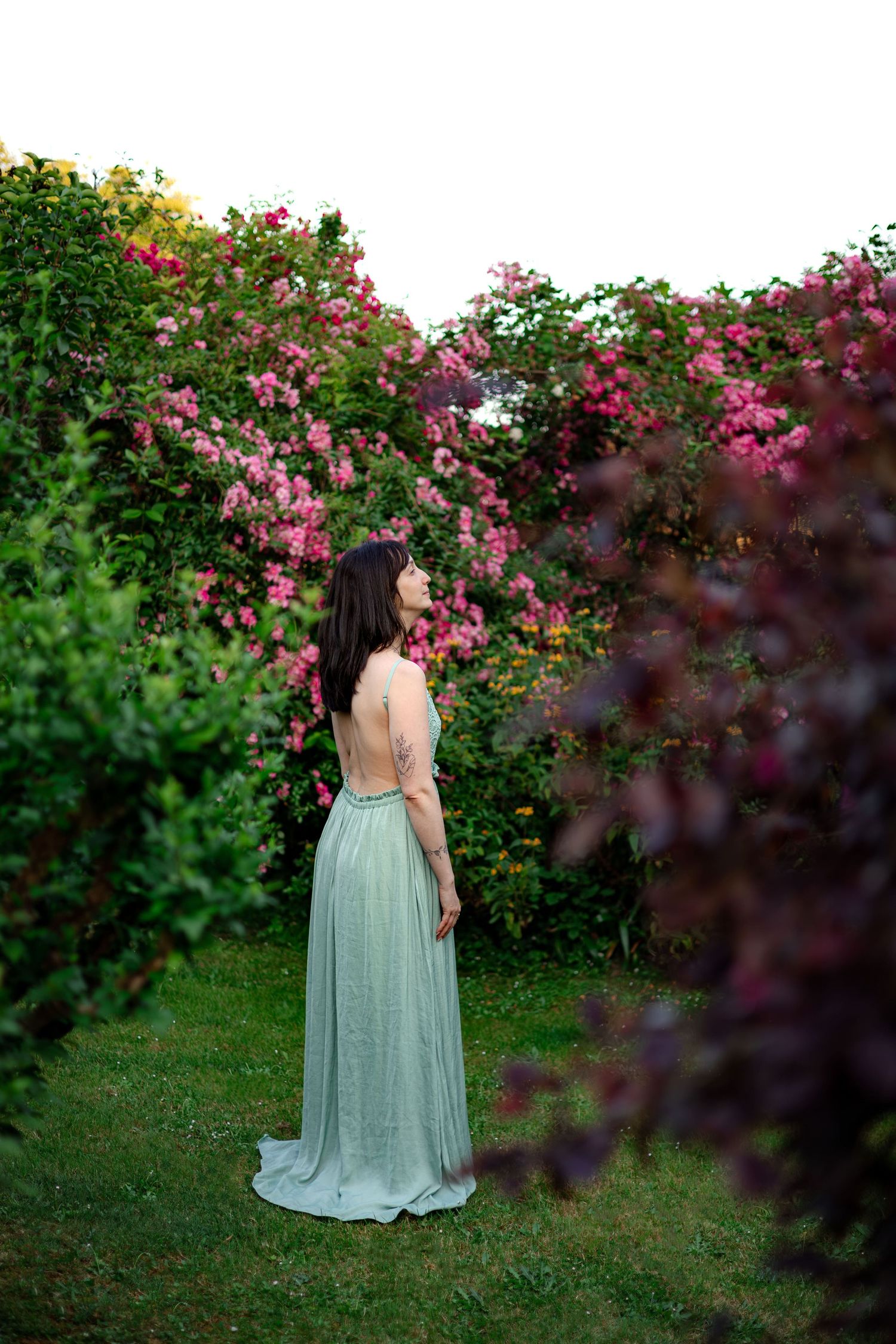 Femme dans un jardin fleuri. Séance photo portrait en extérieur à La Réole, Langon Bazas Sud Gironde