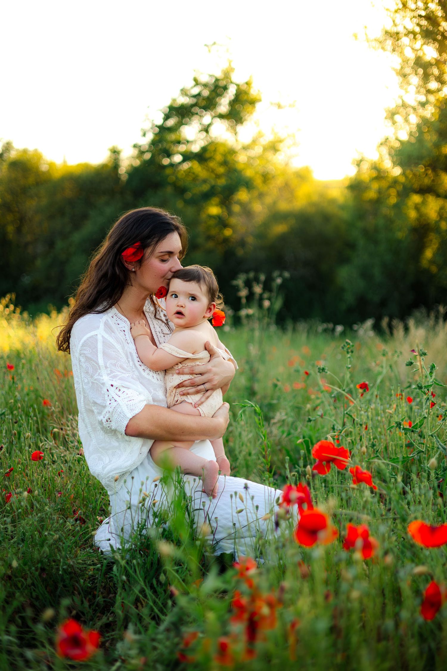 Maman et son bébé dans un champs de coquelicots au coucher du soleil. Séance photo maternité en extérieur à Langon, Sud Gironde