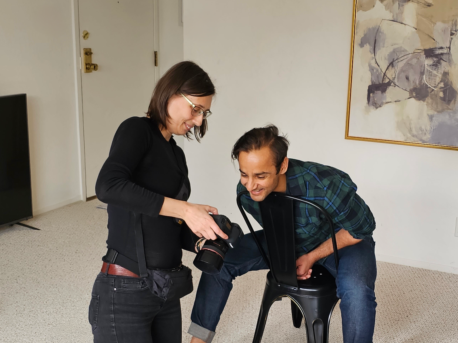 Gosia shows her captures to the clients during a photoshoot - the models get excited and relaxed when they see great portraits of themselves