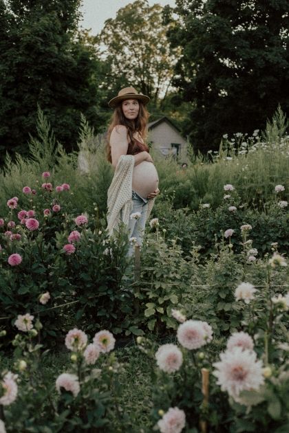 Beautiful mama-to-be surrounded by a field of flowers taken by a Bowmanville, ON family photographer.