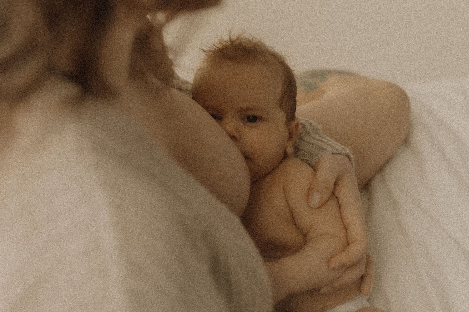 Mom nursing her newborn baby by Bowmanville, ON family photographer