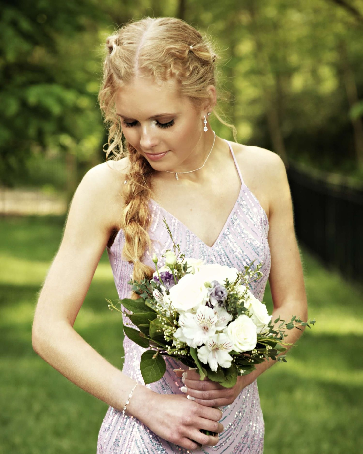 Four sequential images show someone in a floral dress holding a bouquet of white flowers against a green garden backdrop.
