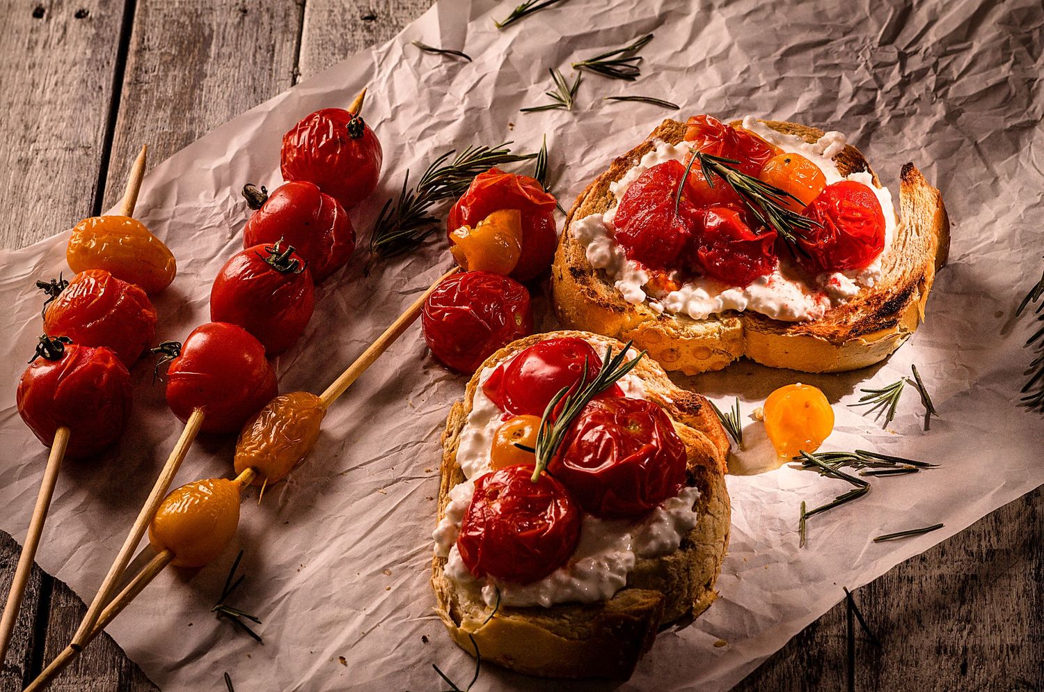 Torradas rústicas com cottage e tomates assados, finalizadas com alecrim fresco. Sabor e textura em cada detalhe.