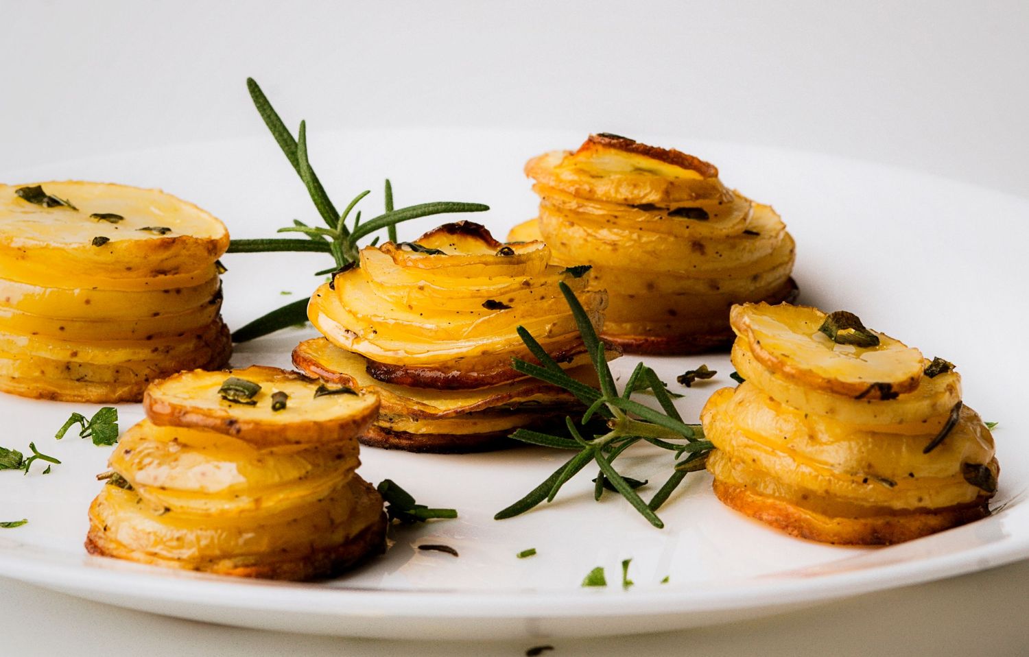 Batatas douradas em camadas perfeitas, crocantes por fora, macias por dentro — um prato que encanta pelo sabor e pelo visual.