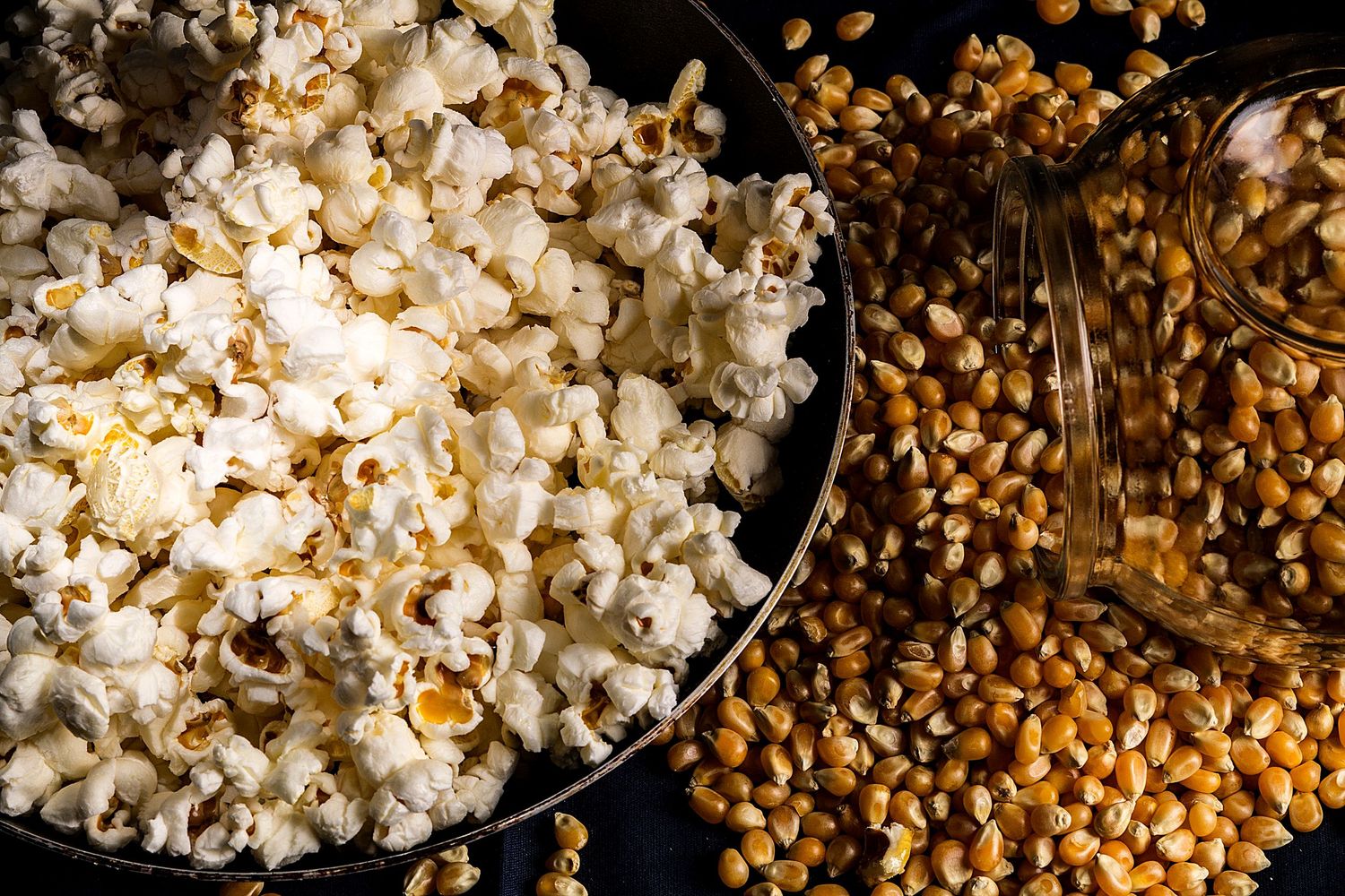 Pipoca estourada ao lado de grãos de milho cru. Da simplicidade do milho ao sabor que conquista em qualquer momento.









Perguntar ao C
