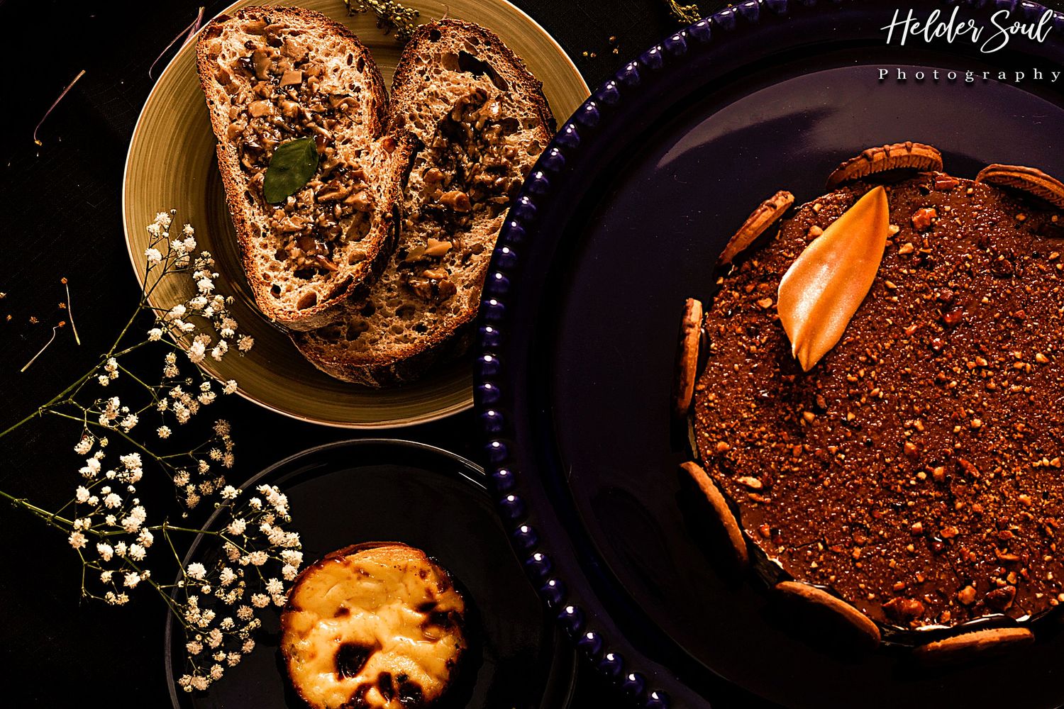 Composição sofisticada com pão artesanal, torta de holandesa e florais secos, capturando a essência da fotografia gastronômica autoral.