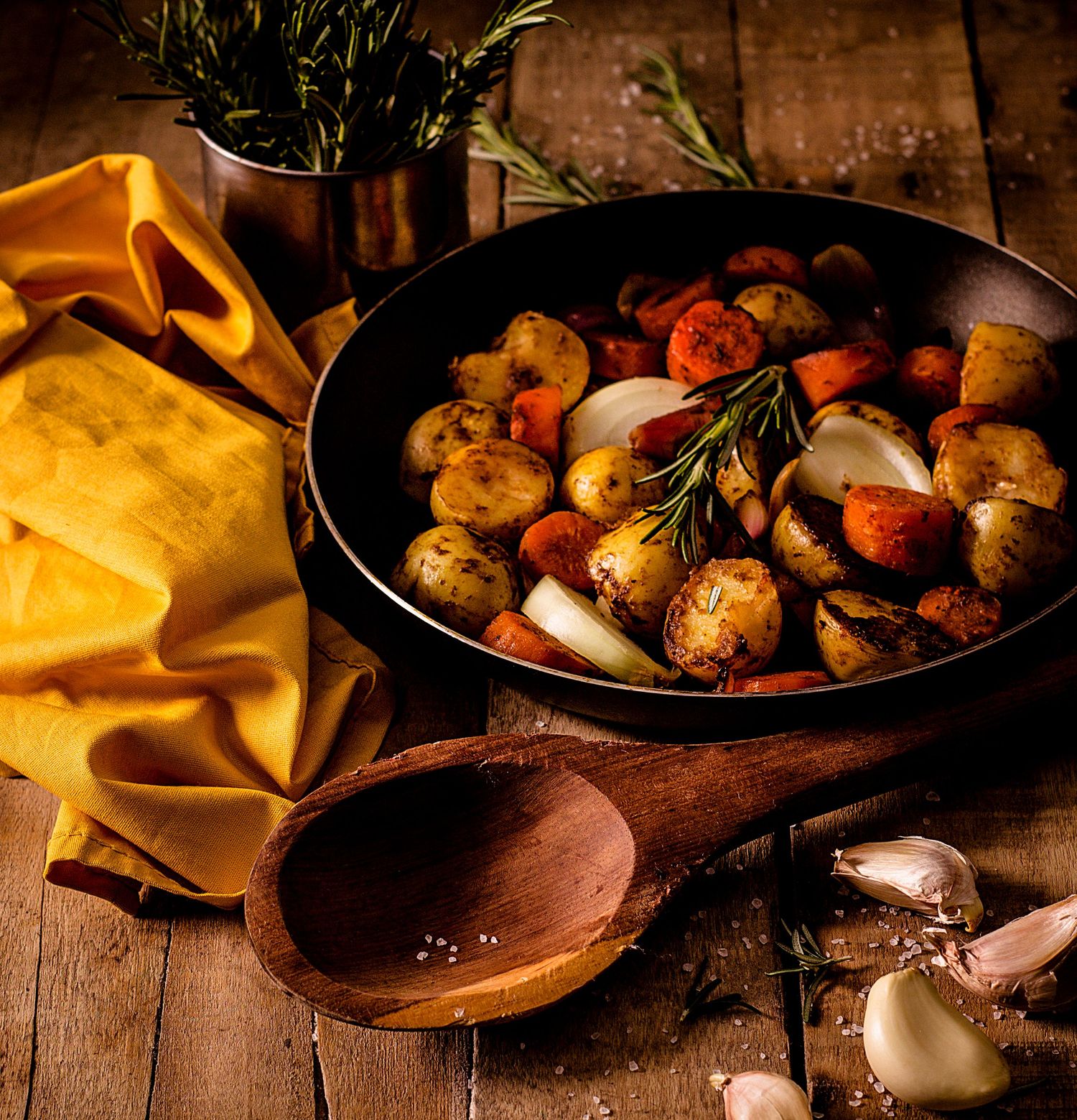 Batatas rústicas assadas com cenoura, cebola, alho e alecrim. Um prato simples, aromático e cheio de sabor caseiro.