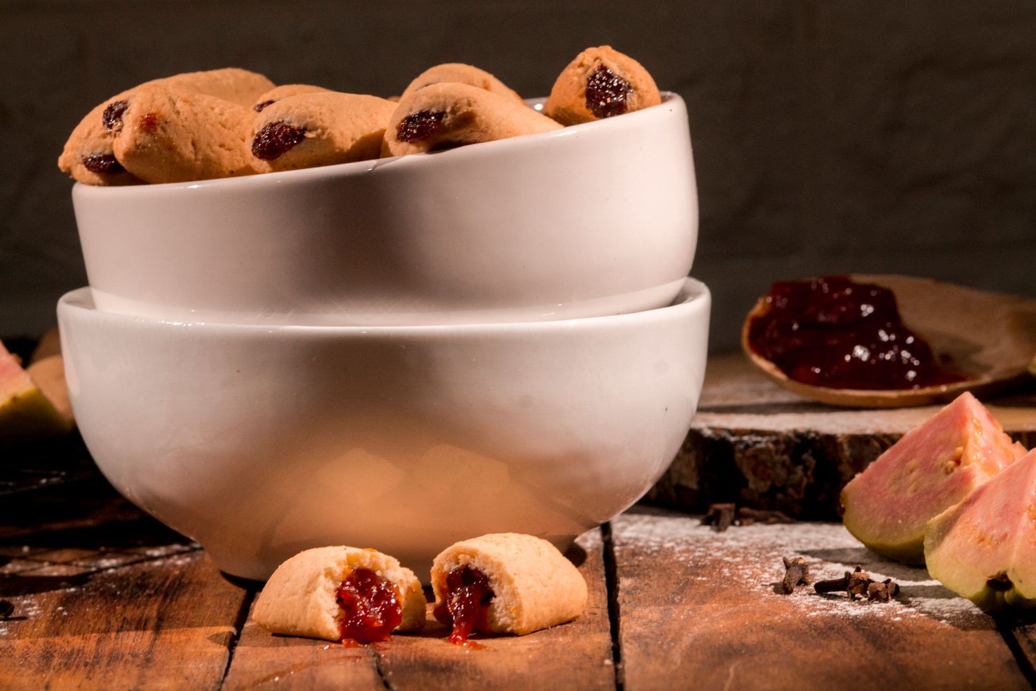 Biscoitos recheados com goiabada, servidos em tigelas brancas sobre mesa rústica. Doce, caseiro e cheio de afeto.









Perguntar ao Chat