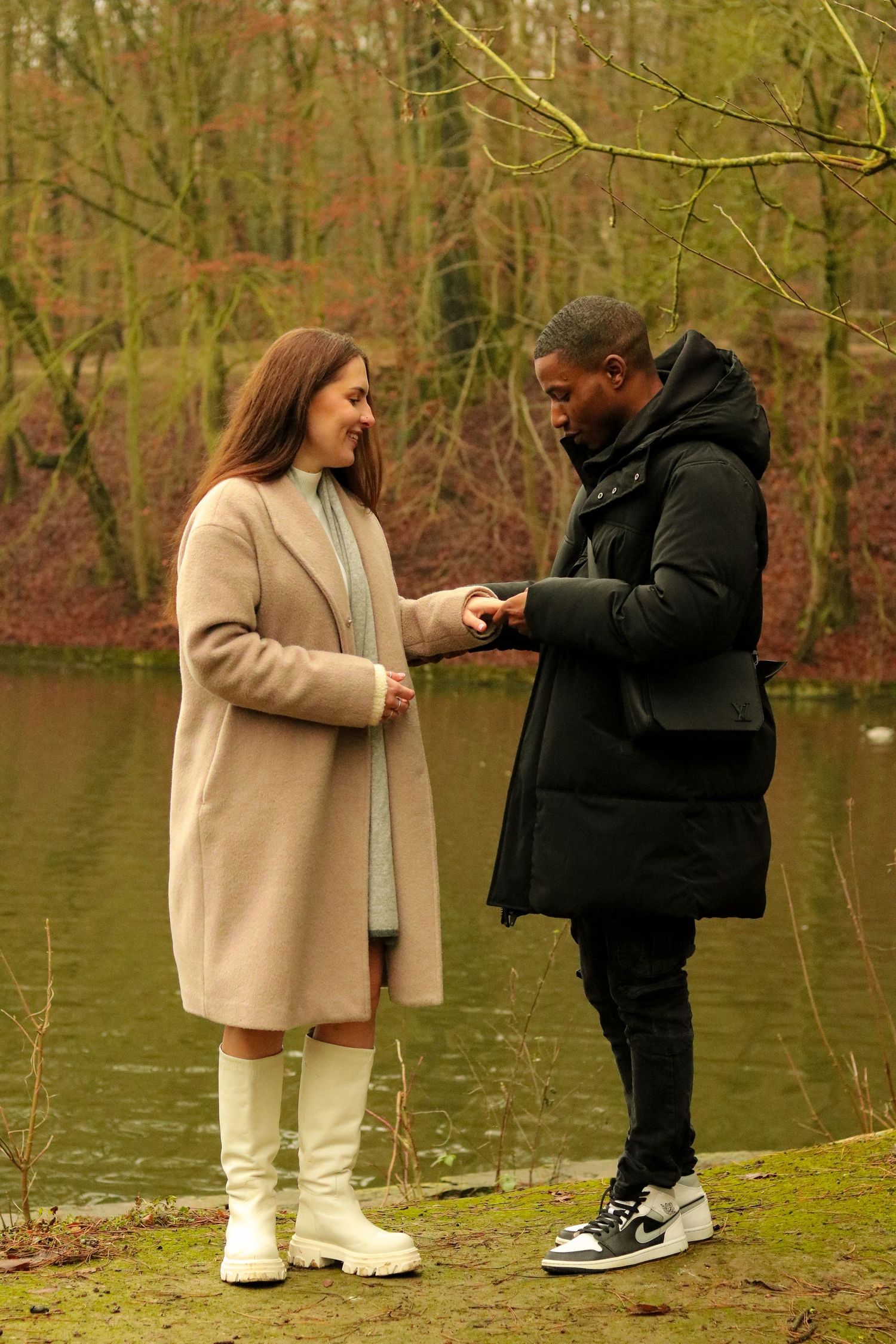 demande en mariage en foret. émotion entre les deux qui se tiennent la main