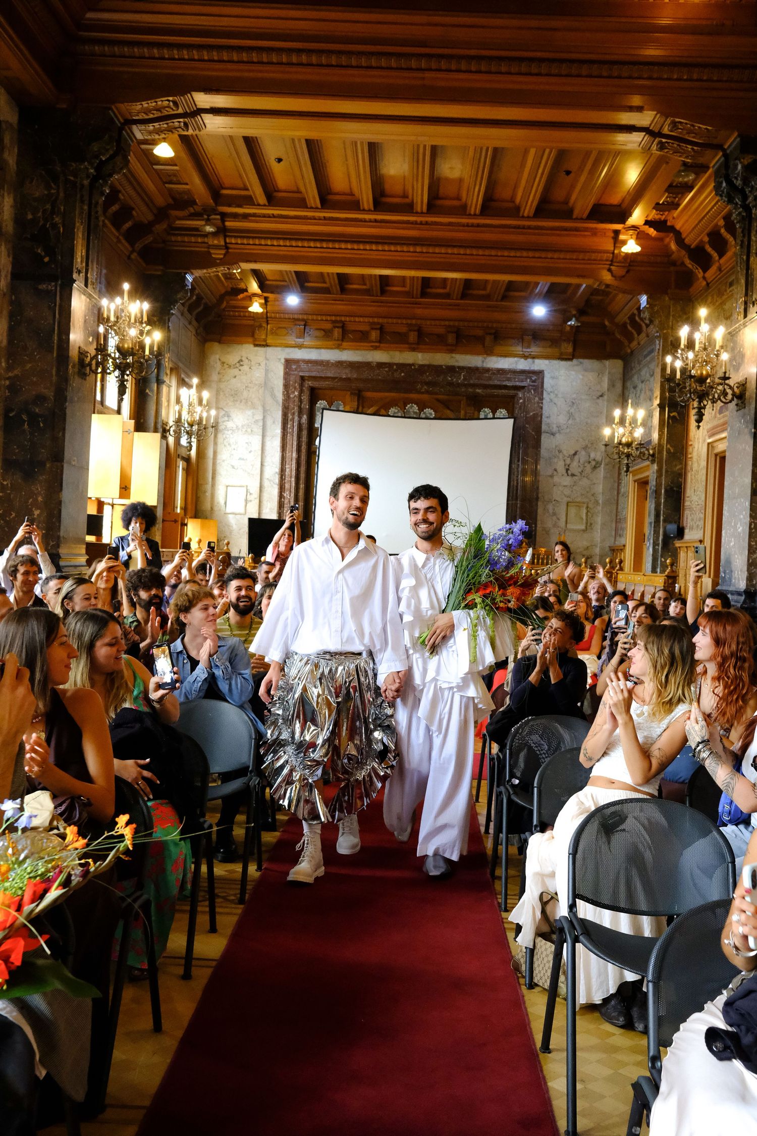 photo entrée mairie public applaudit joyeusement