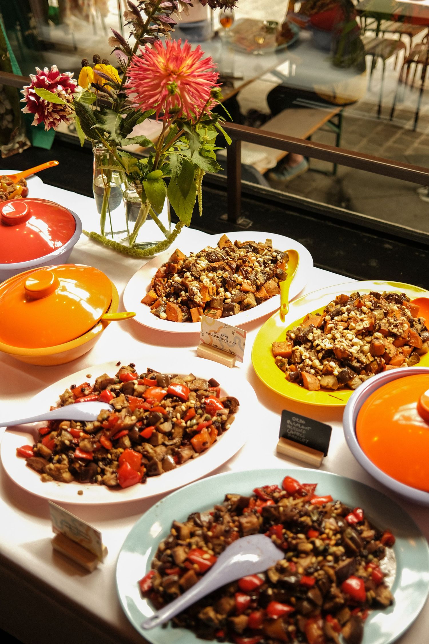 plats colorés lumineux floral buffet