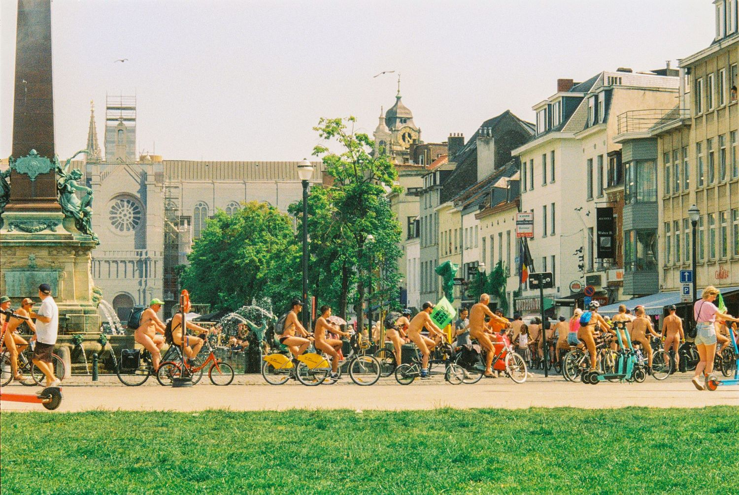 Passage des cyclistes nus dans les rues de Bruxelles. Photos chaleureuse avec un peloton de cyclistes nus.