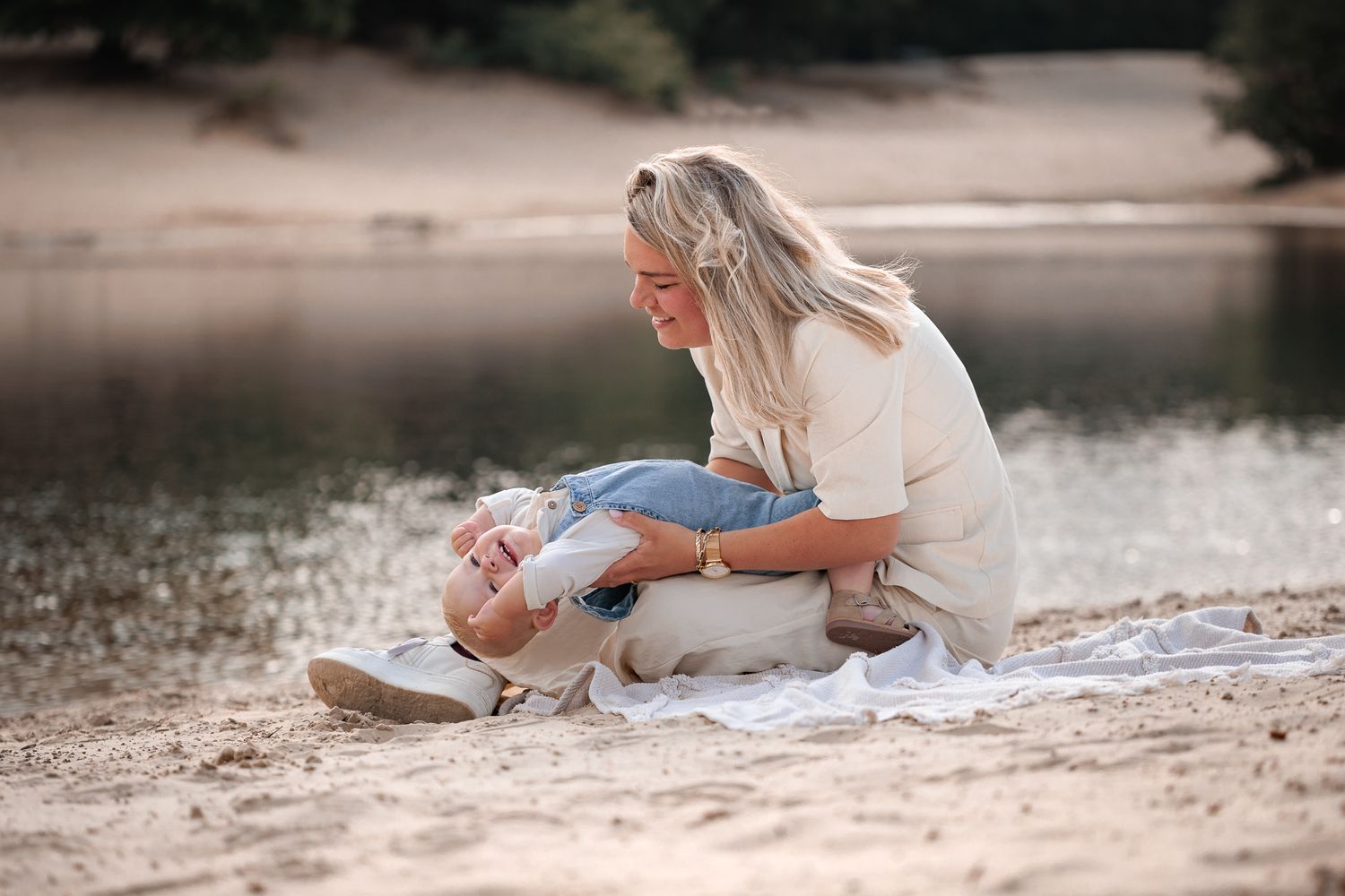 Fotoshoot buiten op het strand aan het water Bergen op Zoom