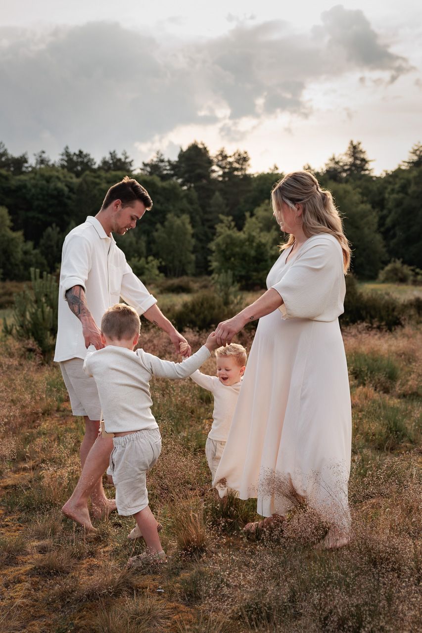 Spontane foto's tijdens een gezinsfotoshoot en zwangerschapsfotoshoot in bergen op zoom op de heide
