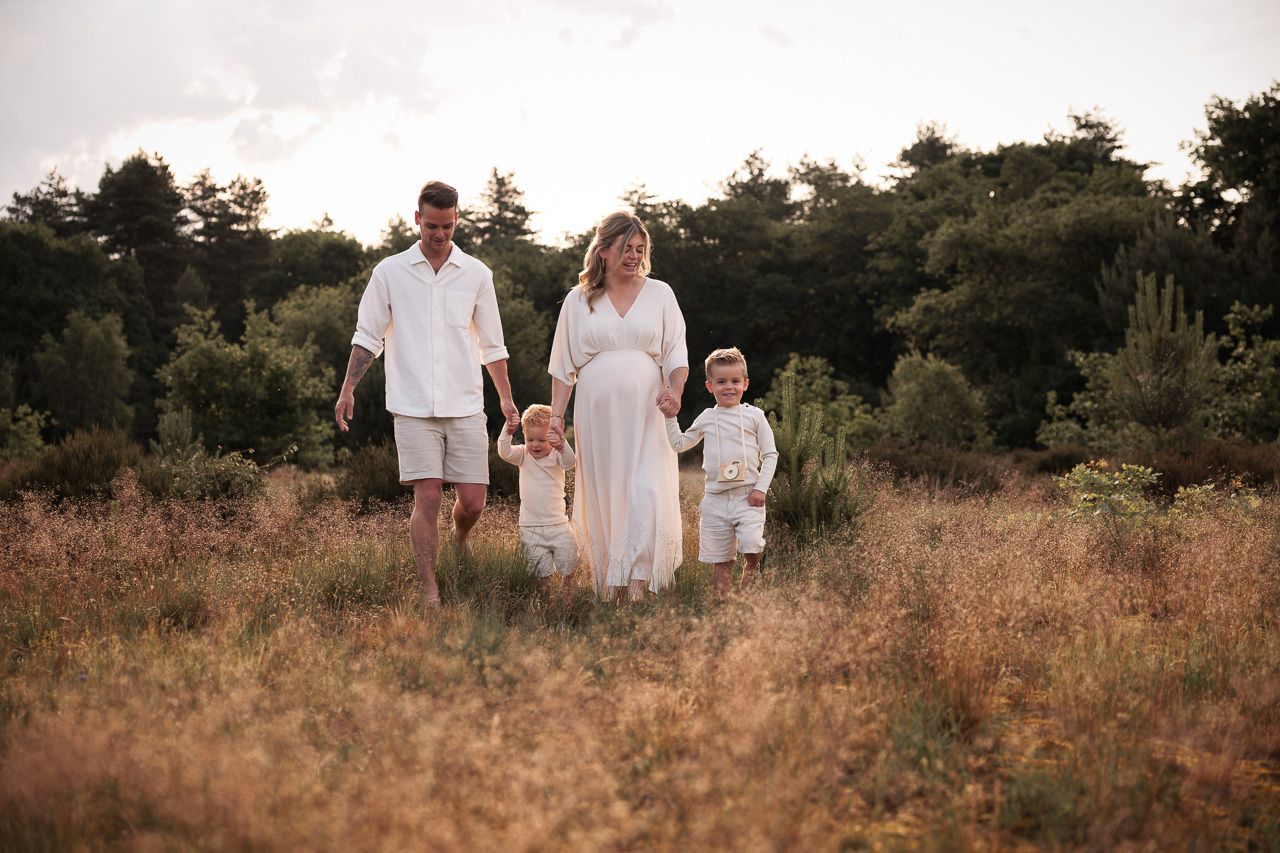 Gezinsfotoshoot op de heide bergen op Zoom
