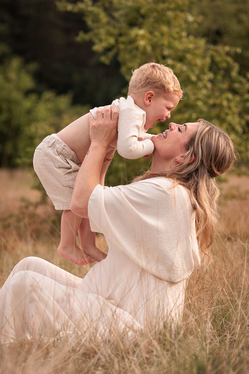 Mama met zoontje tijdens zwangerschapsfotoshoot in bergen op zoom