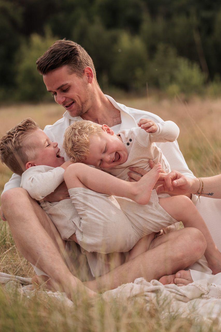 Stoeiende kinderen tijdens ongeposeerde fotoshoot in bergen op zoom