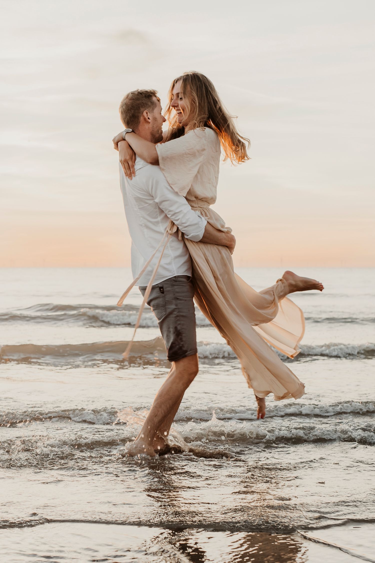 Koppel fotoshoot strand Noordwijk – romantische en spontane fotografie voor stellen uit Utrecht en ’t Gooi