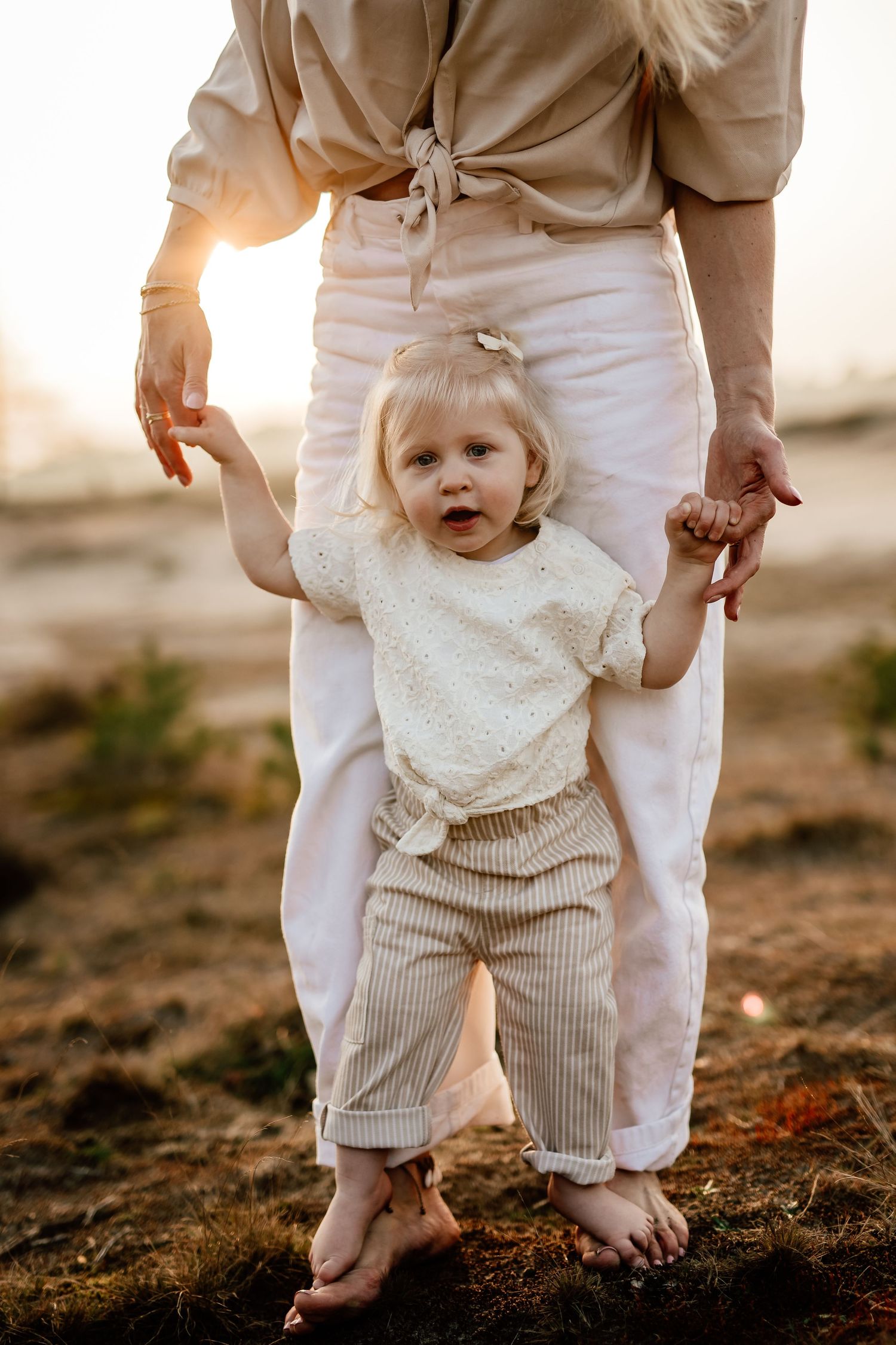 gezin samen in beweging tijdens ontspannen fotoshoot in Soesterduinen Soest