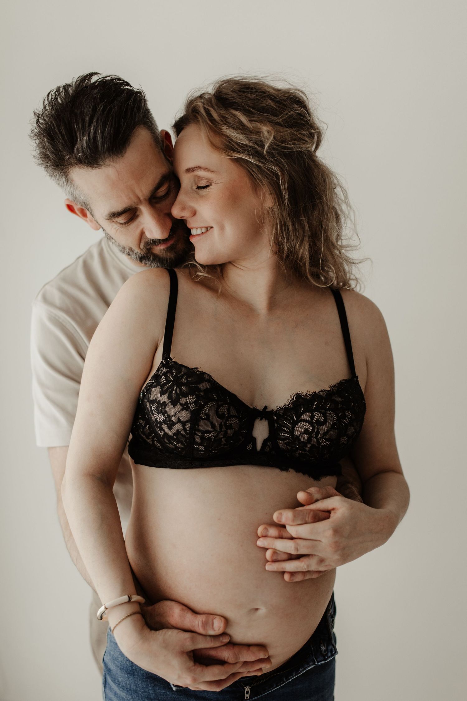 zwanger koppel tijdens studio shoot in soest daglichtstudio intiem en liefdevol