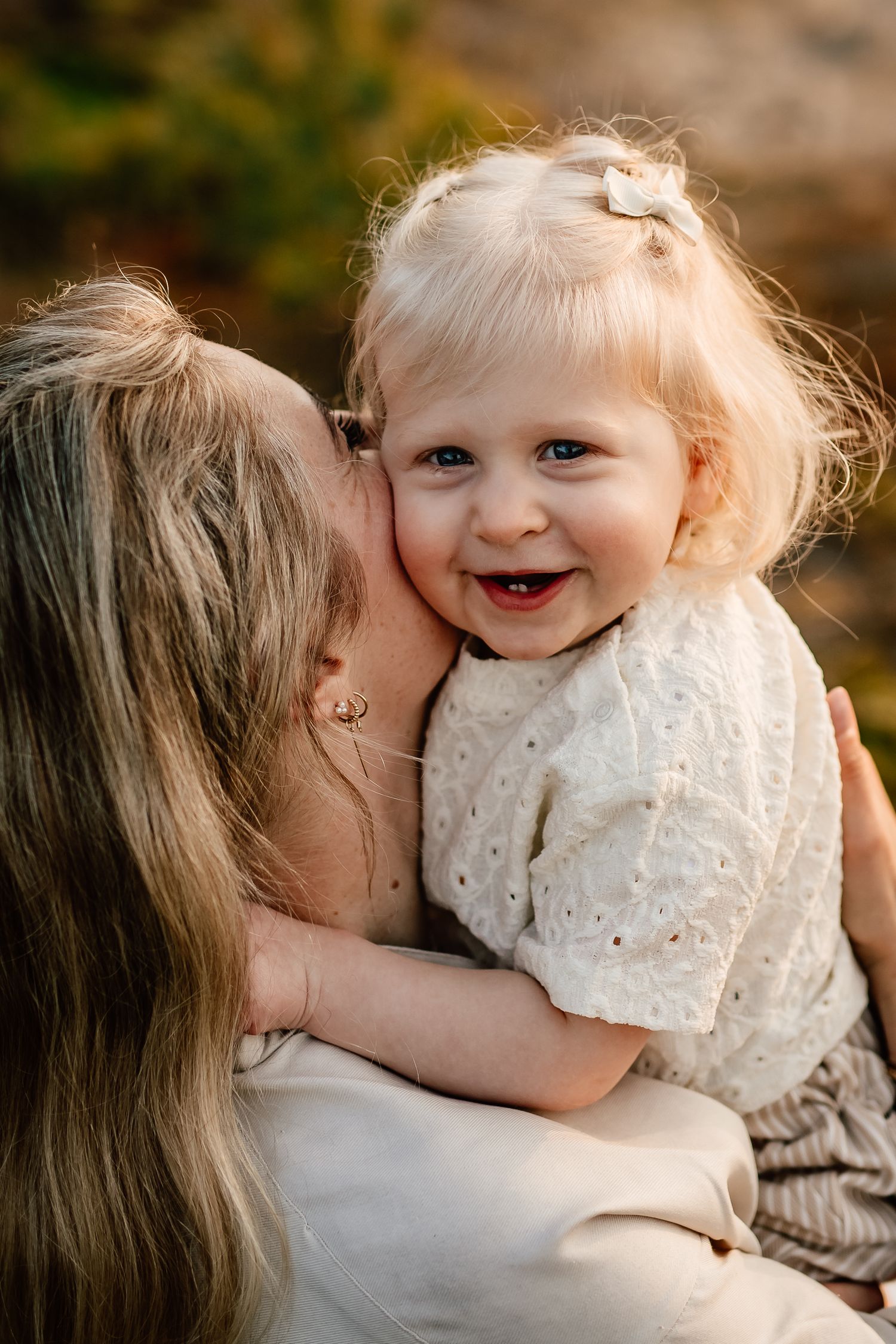 puur moment tussen ouder en kind tijdens fotoshoot in Soesterduinen Soest