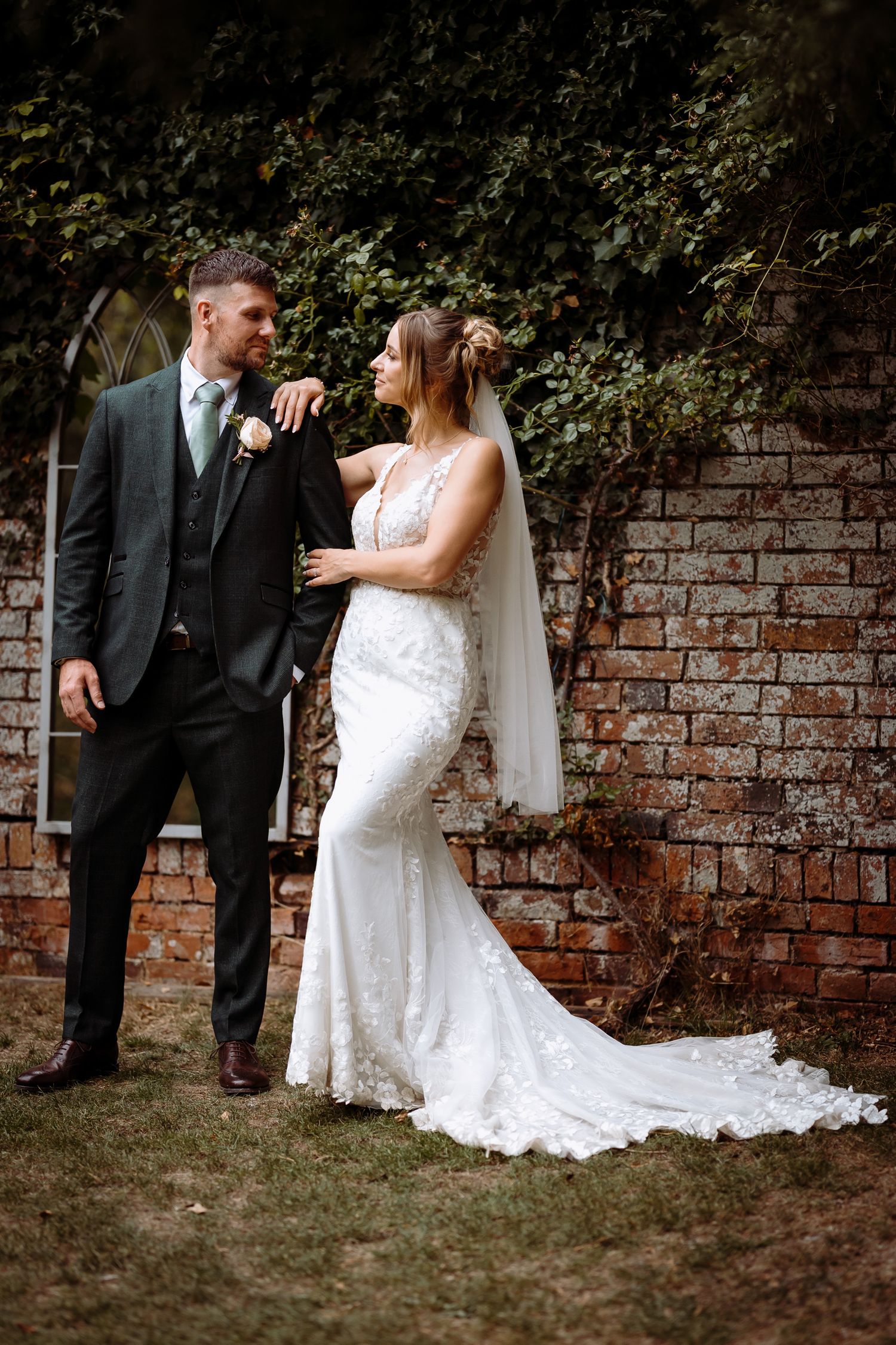 Cool wedding couple posing ideas for introverts in Cambridgeshire.