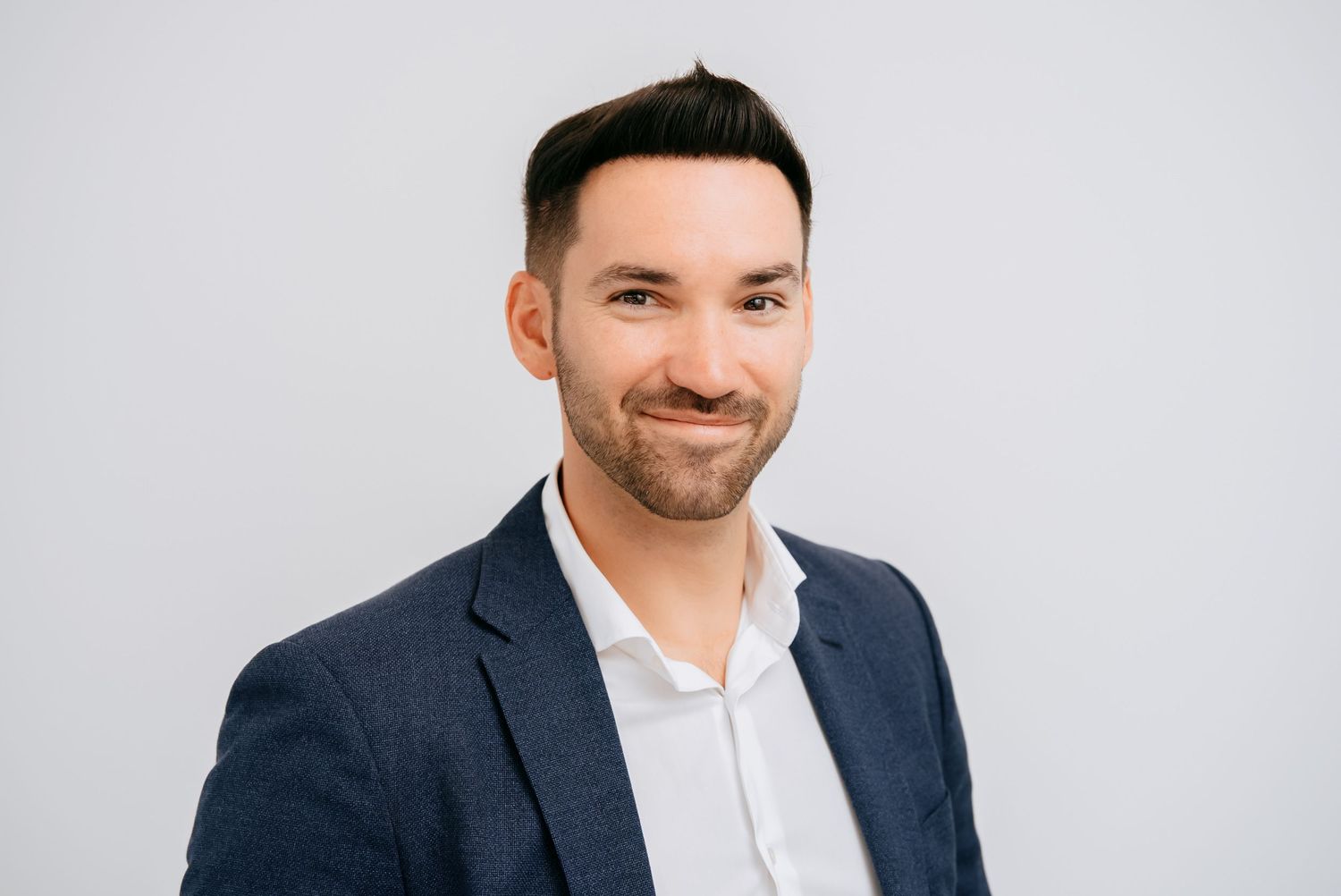 Professional corporate headshot photographer in Cambridge capturing confident poses.