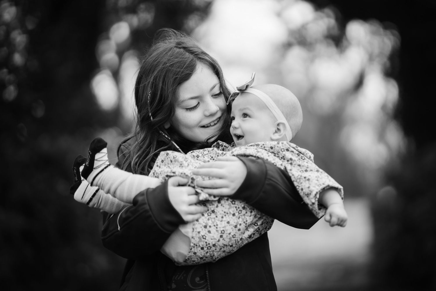 Natural newborn kids photoshoot in Cambridgeshire capturing tender parent and child moments.