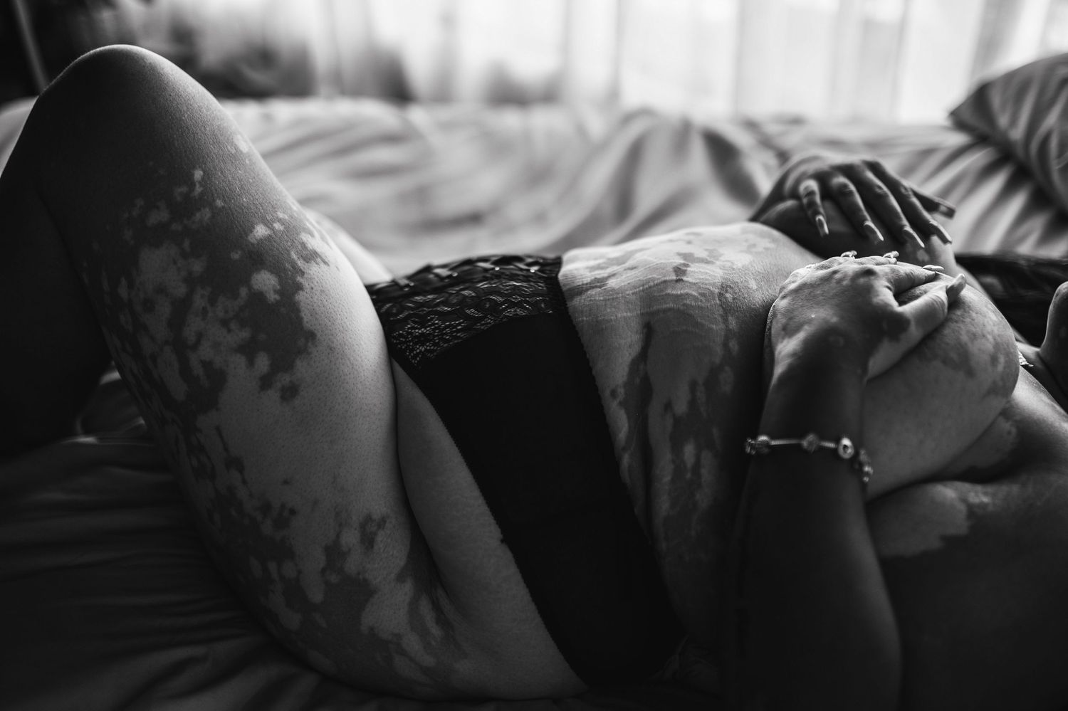 moody boudoir photography missouri, luxury boudoir photographer columbia mo, fine art boudoir studio