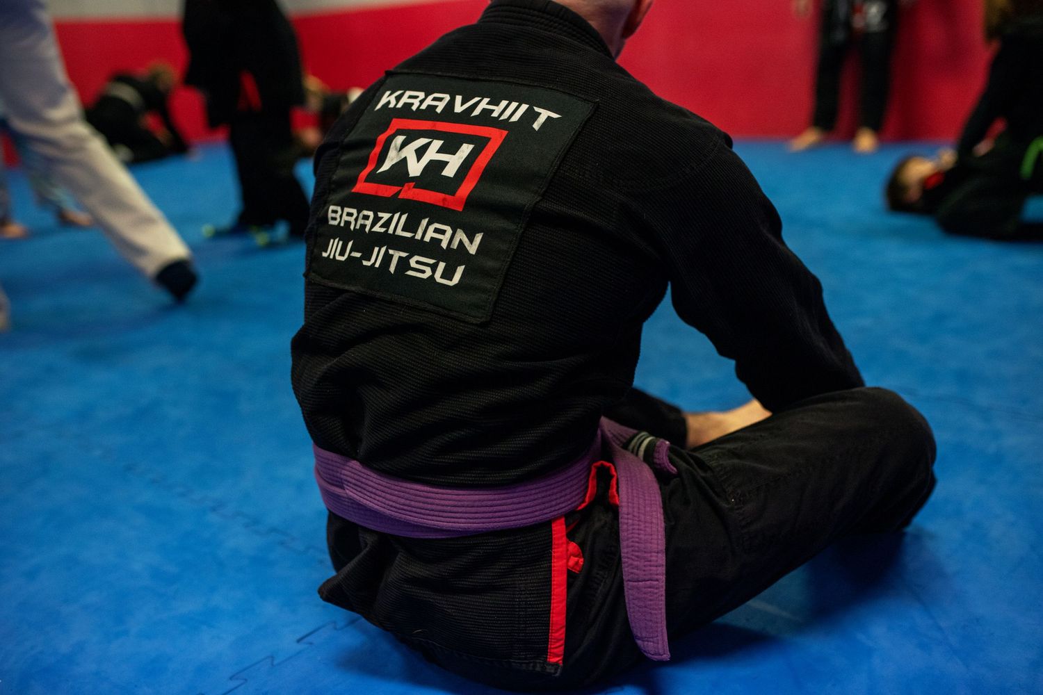 Martial arts instructor teaching kids focus and discipline