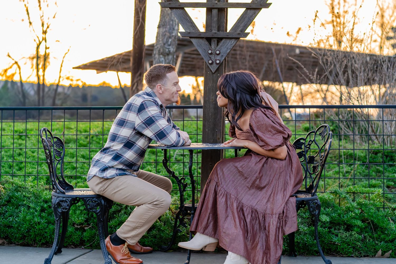 husband and wife sit at a cafe table at Oakdale Cheese Company for a lifestyle session