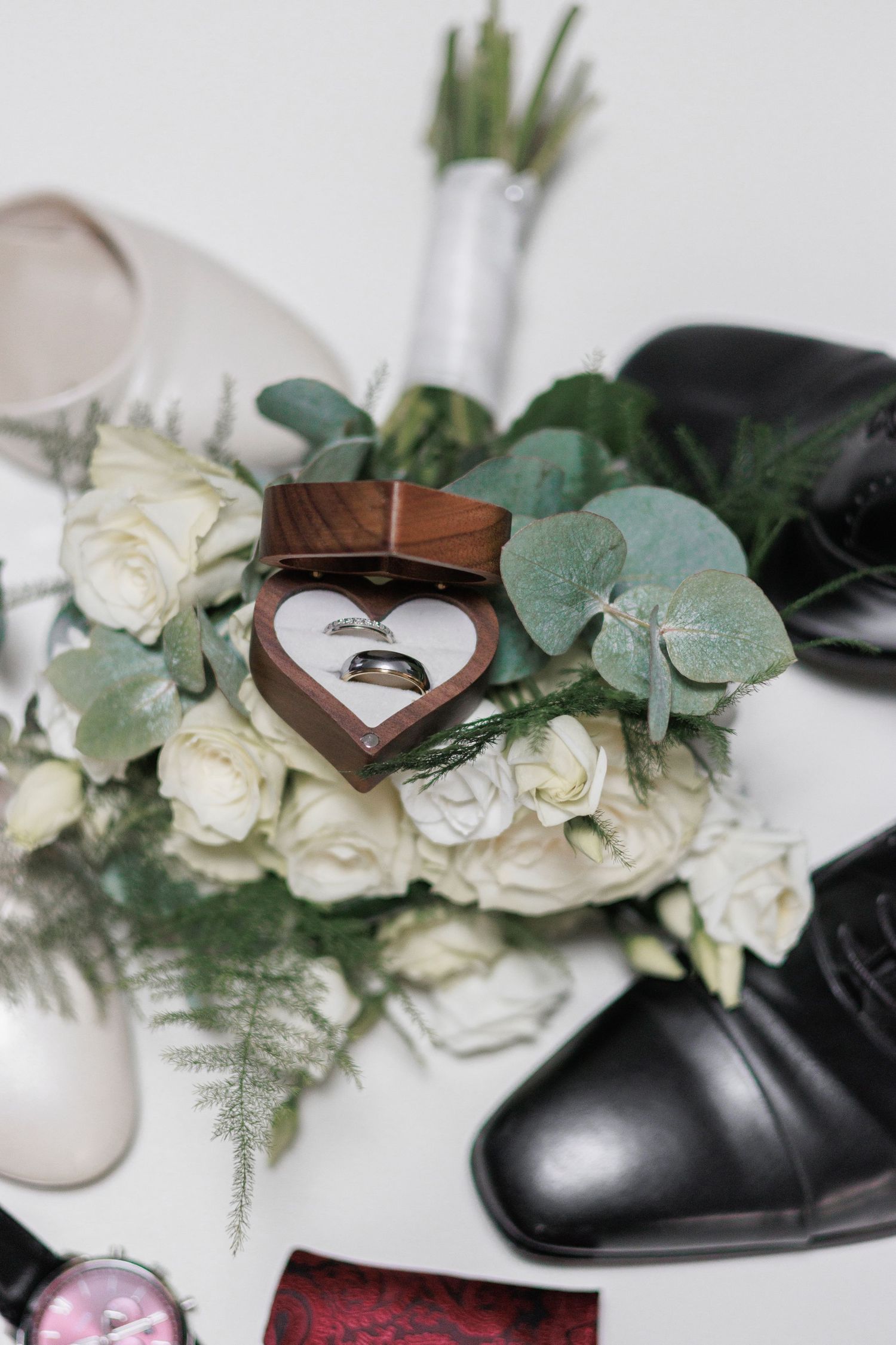Alliances et bouquet de mariage sur une table rustique bretonne