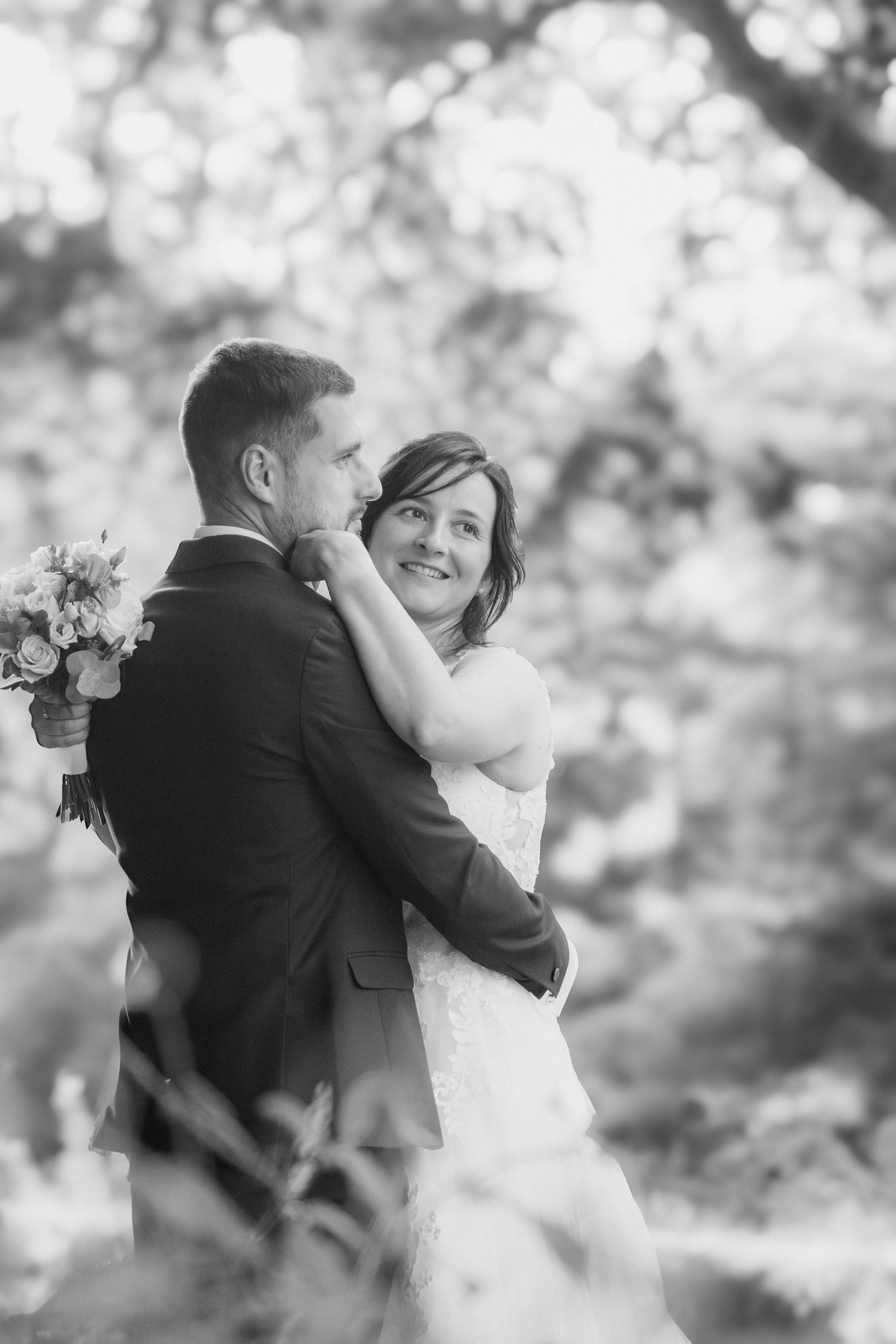 Portrait en noir et blanc du couple de mariés, moment d’émotion intime