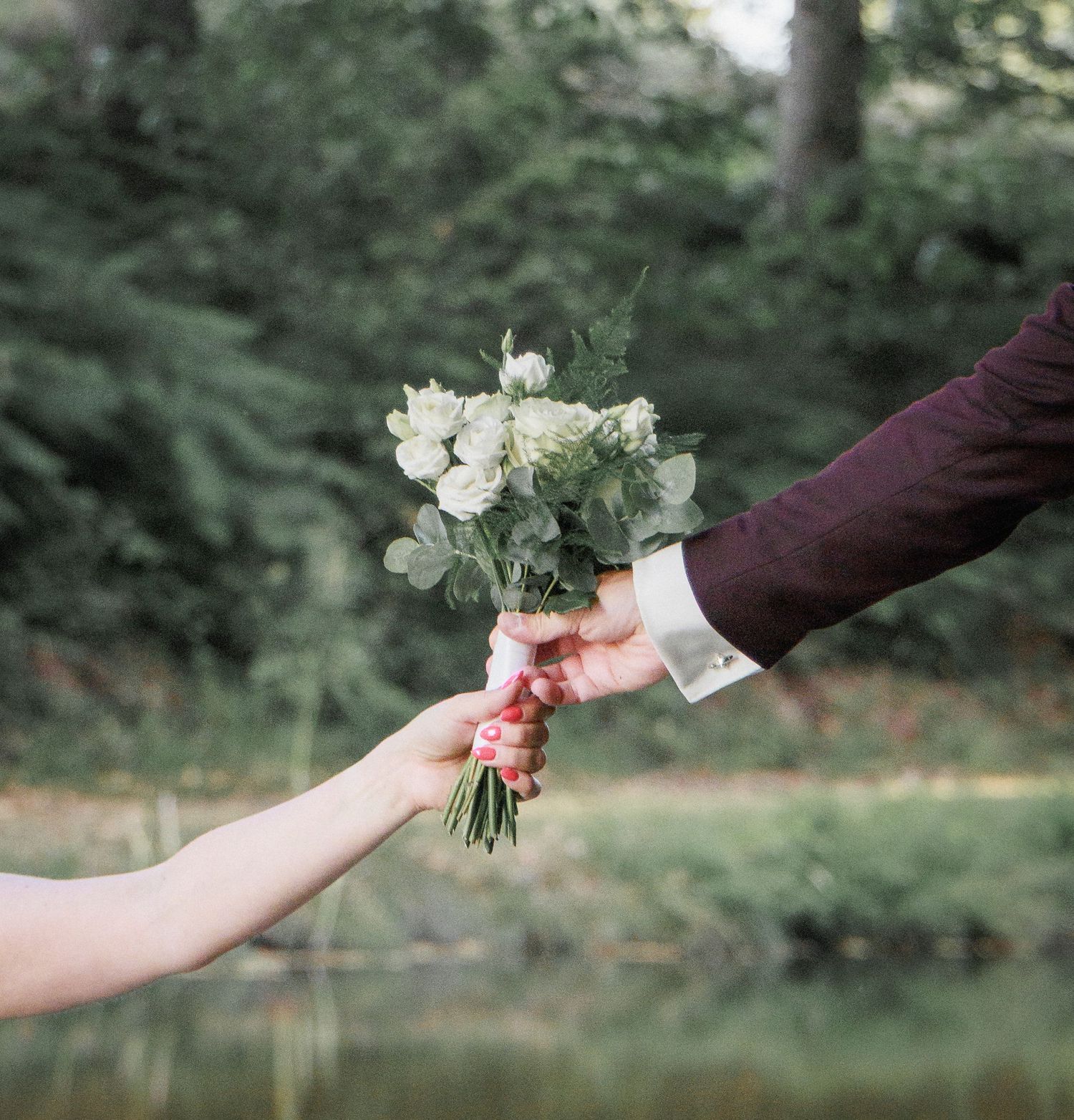 Séance photo couple de mariés après la cérémonie en Bretagne