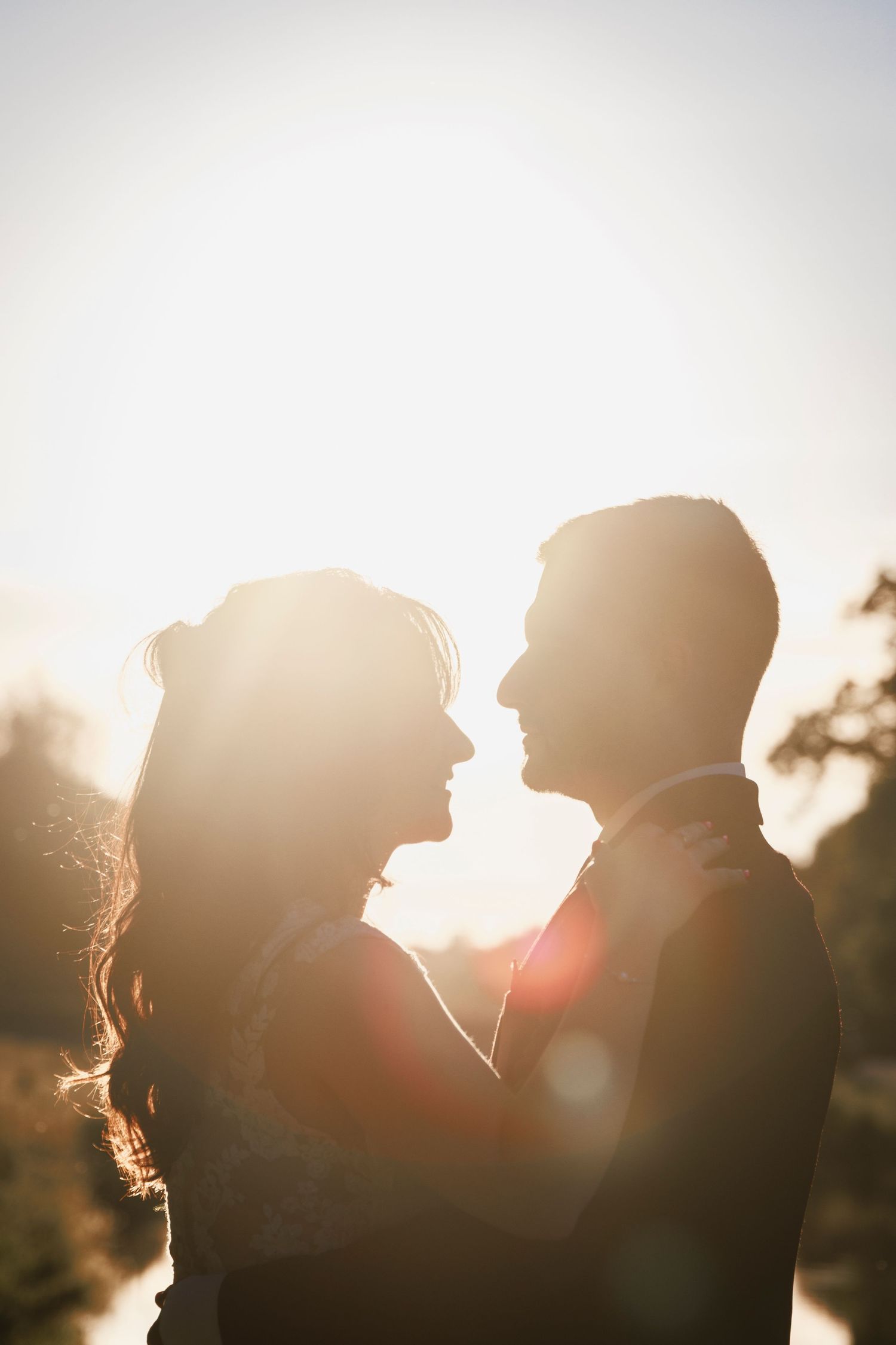 Instant de tendresse entre mariés capturé lors de la cérémonie civile