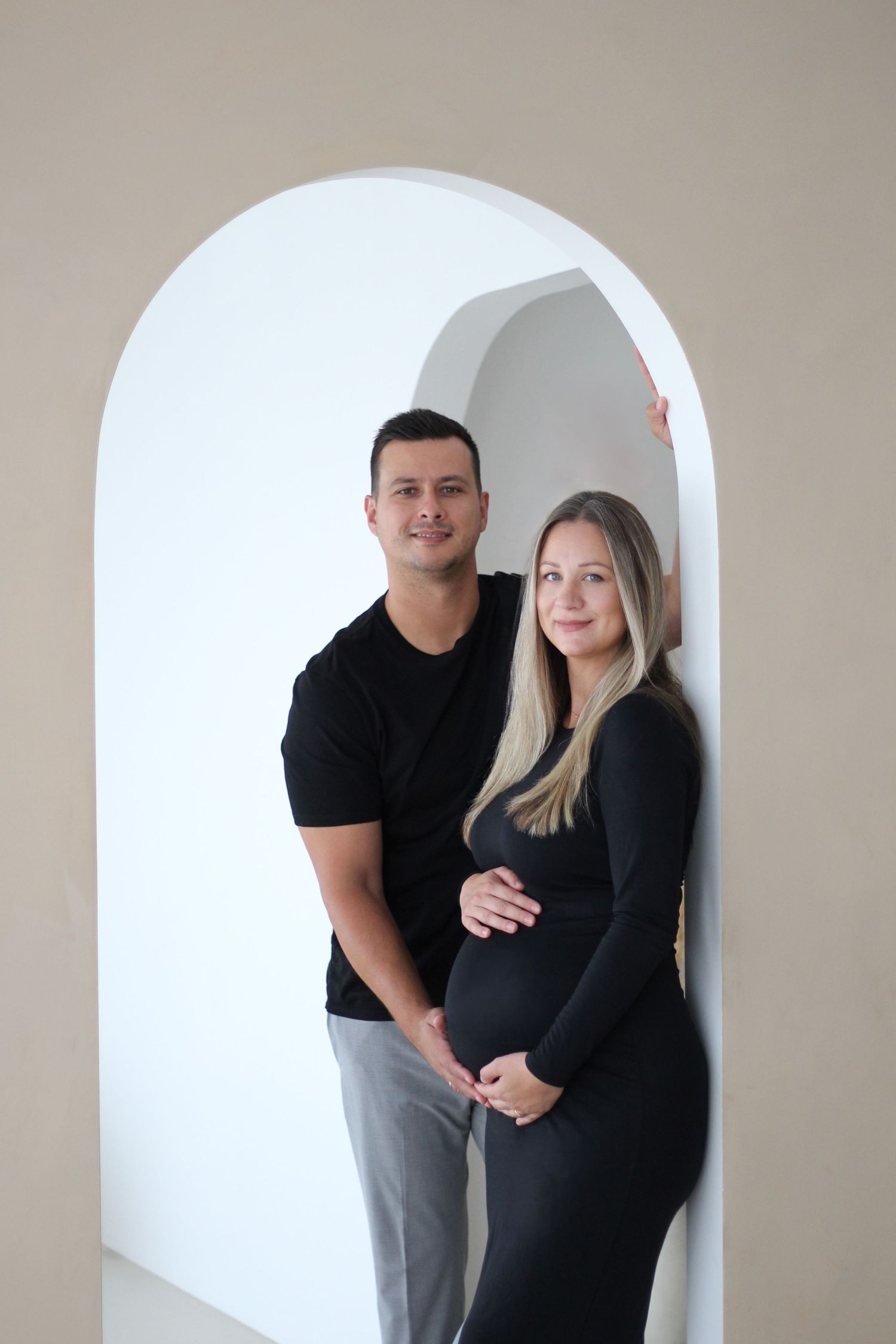 maternity photoshoot, studio maternity, black dress maternity