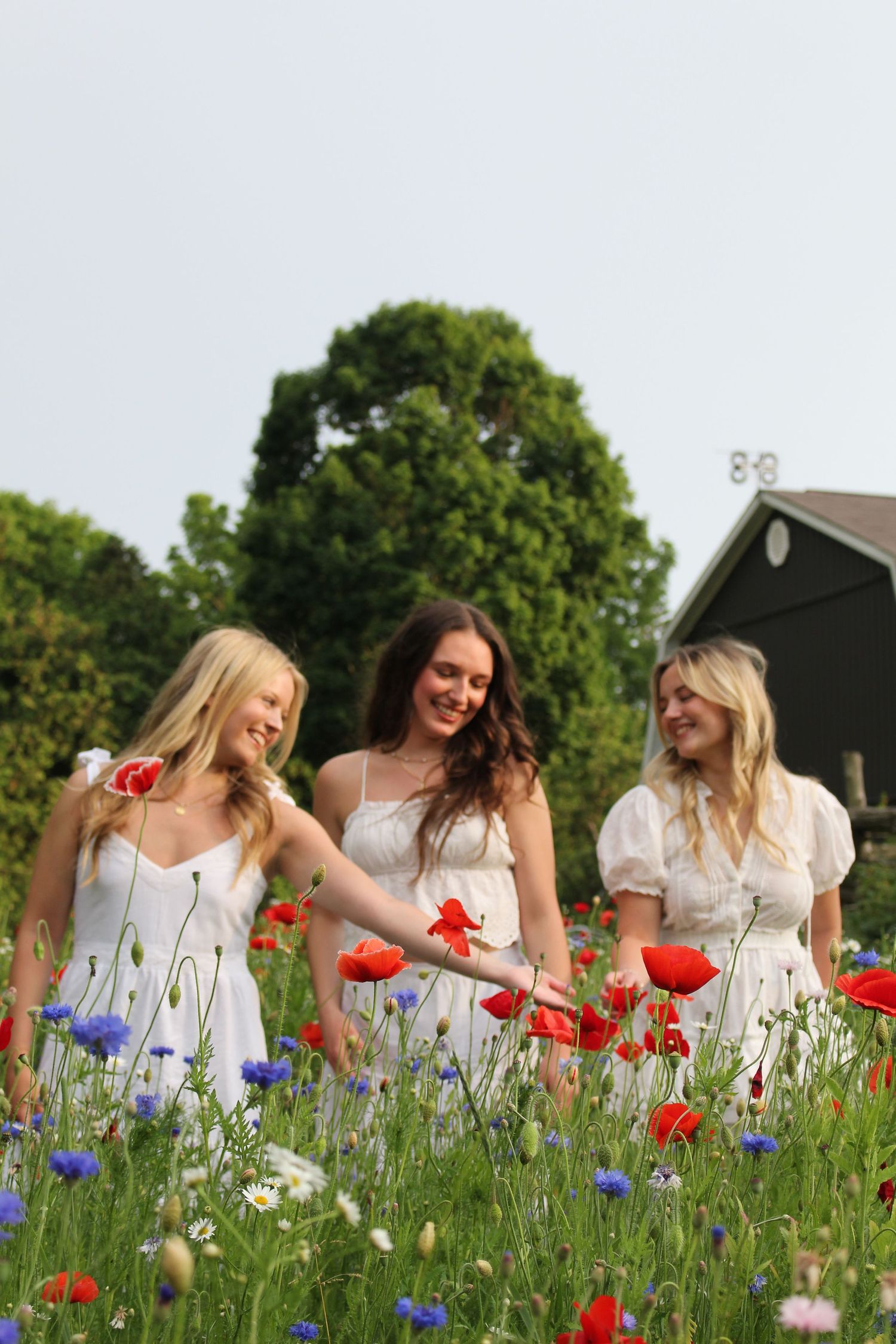 graduation photoshoots, friends photoshoot. all white outfits photoshoot ideas.