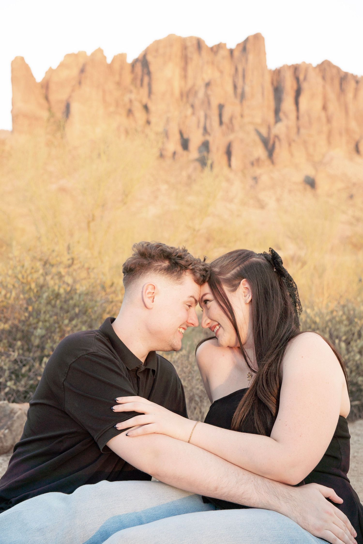 Couples portrait in Arizona desert by the Superstition Mountains with authentic, natural style by Photos X Gwen
