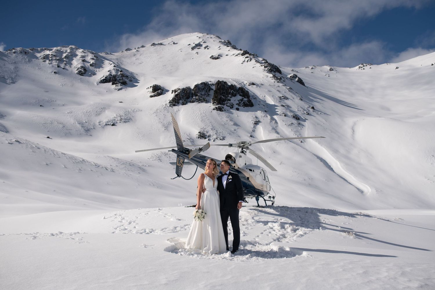 Winter wedding. elopement snow landing, helicopter elopement adventure wedding and elopement. elope in new zealand, snow, mountain
